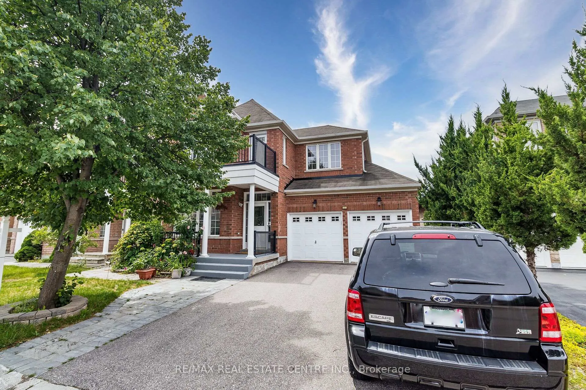 Front of 121 Stonechurch Crescent