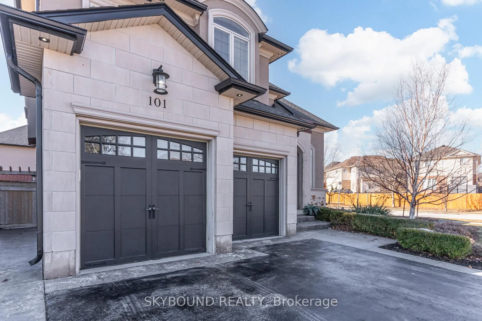 Photo 5 of 101 Seabreeze Crescent, Hamilton, Stoney Creek — HOMEH