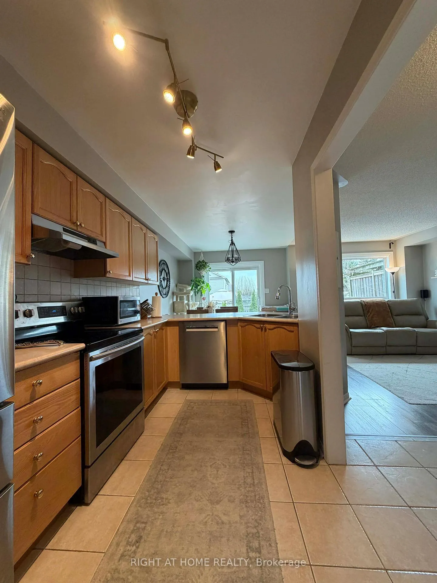 Photo 5 of 63 Candlebrook Drive S, Whitby, Pringle Creek — HOMEH