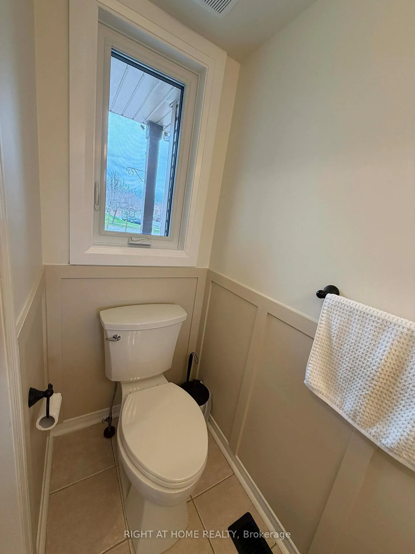 Photo 11 of 63 Candlebrook Drive S, Whitby, Pringle Creek — HOMEH