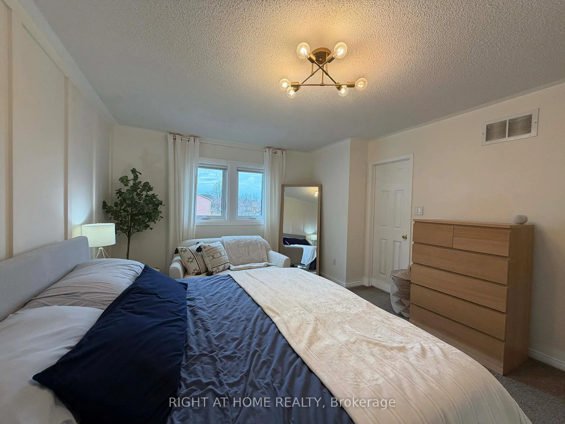 Photo 17 of 63 Candlebrook Drive S, Whitby, Pringle Creek — HOMEH