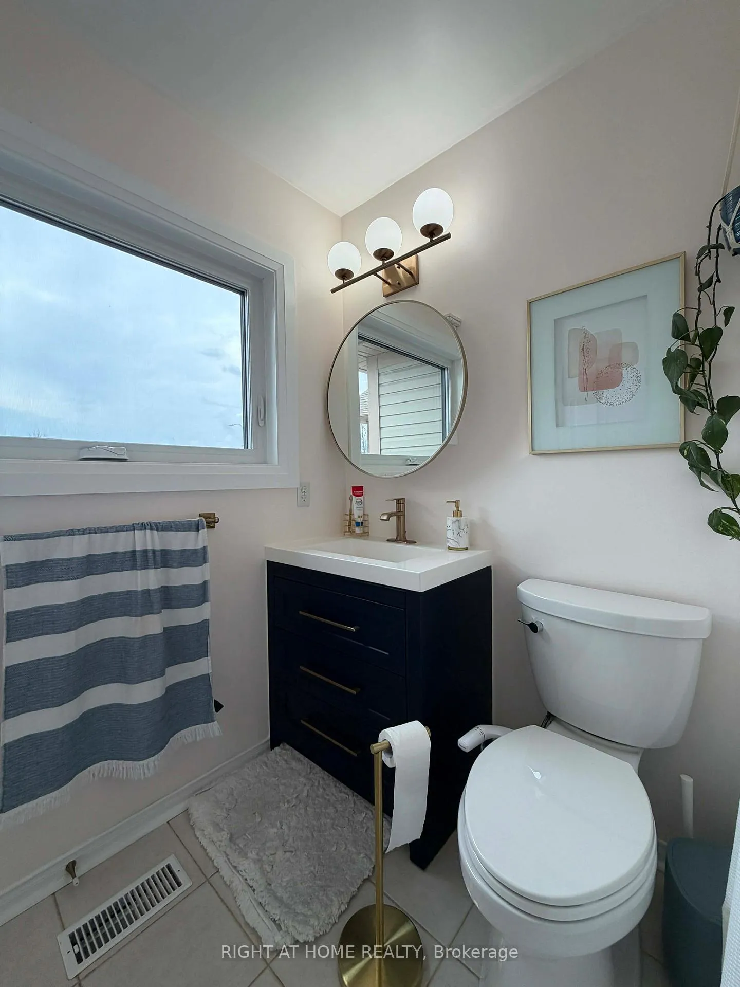 Photo 19 of 63 Candlebrook Drive S, Whitby, Pringle Creek — HOMEH