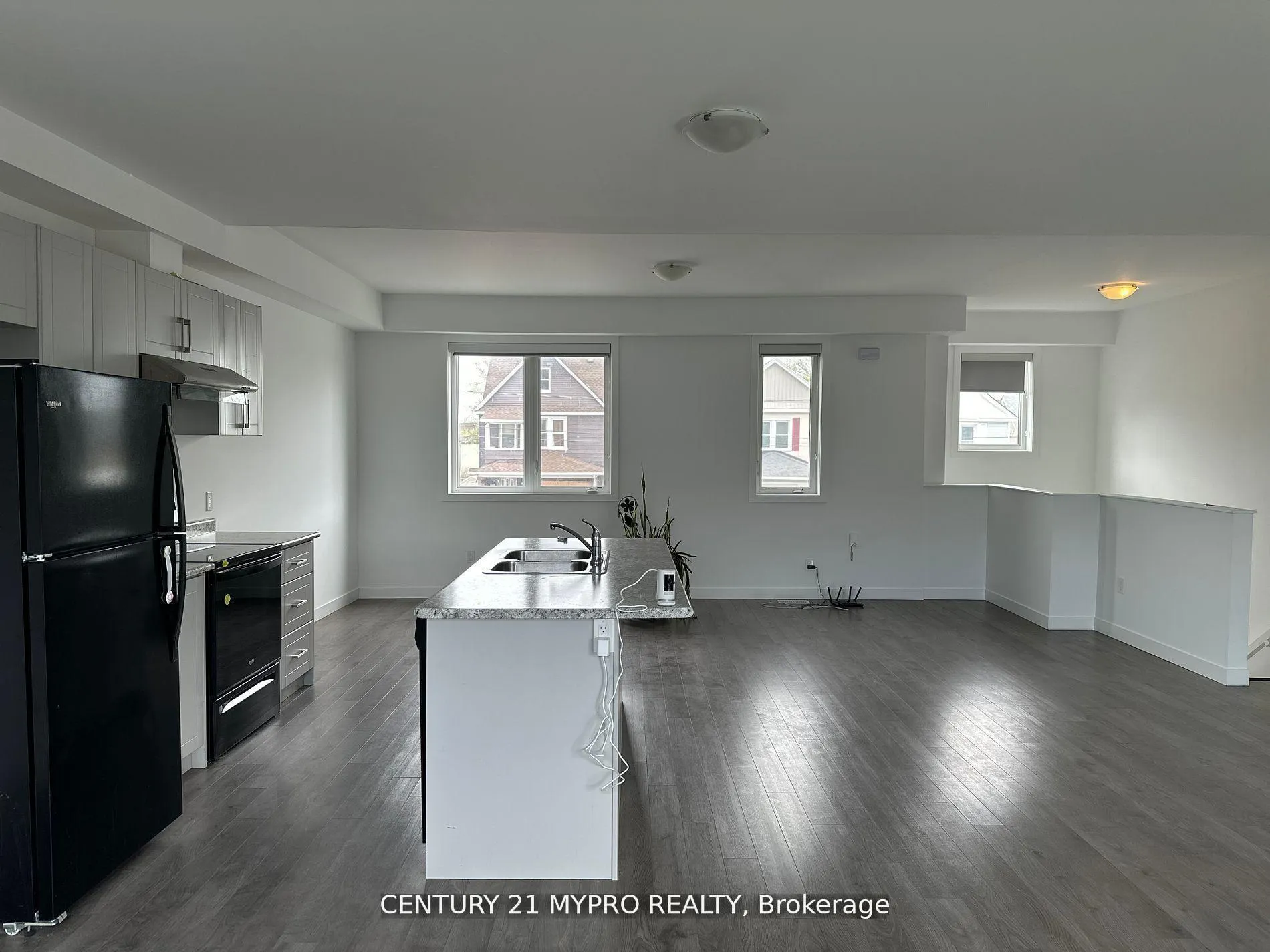 Photo 4 of 27 Denistoun Street, Welland, Broadway — HOMEH