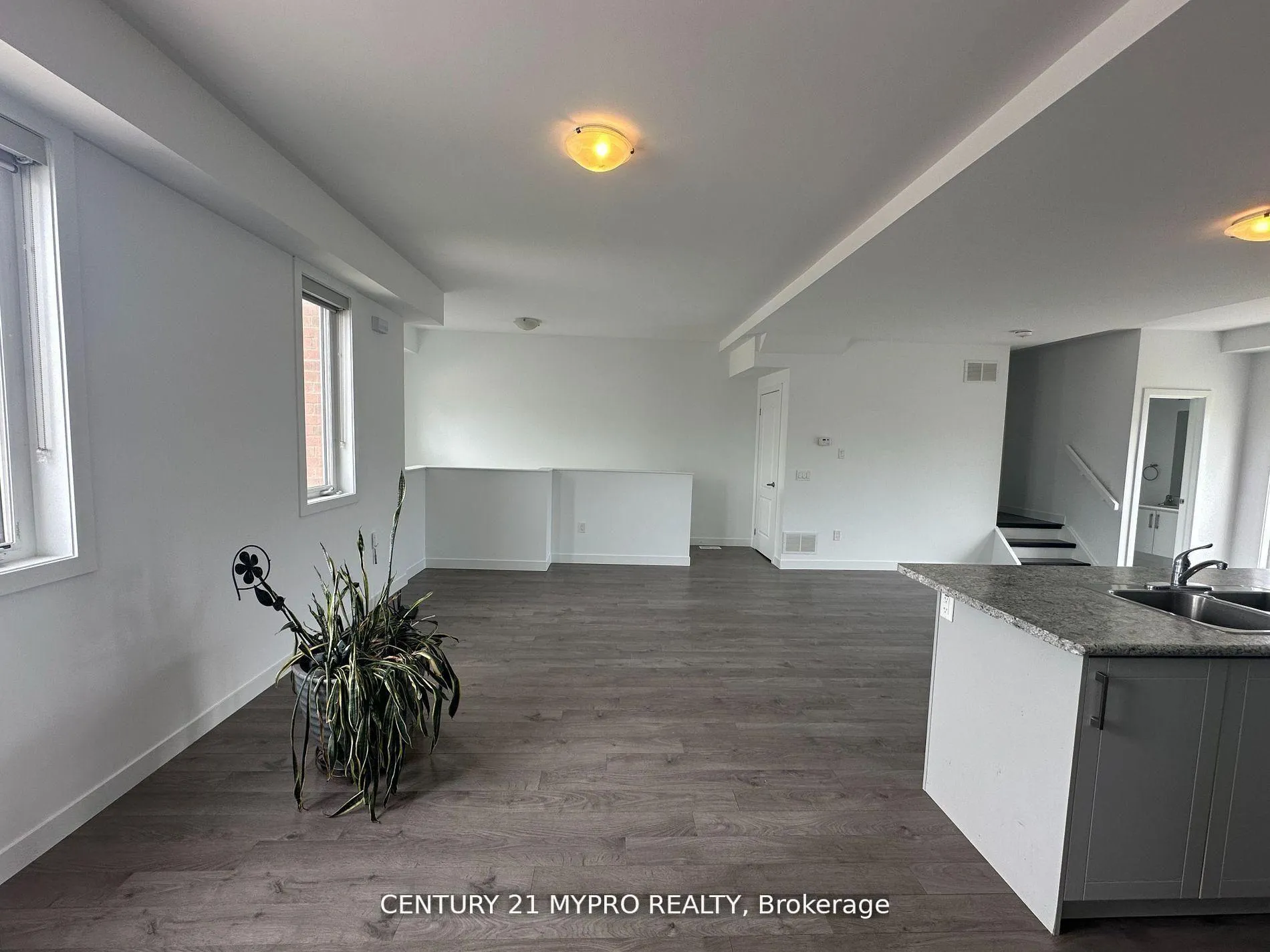 Photo 5 of 27 Denistoun Street, Welland, Broadway — HOMEH