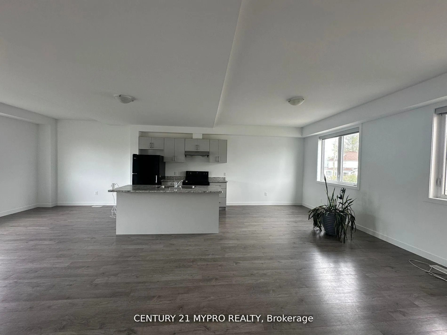 Photo 6 of 27 Denistoun Street, Welland, Broadway — HOMEH
