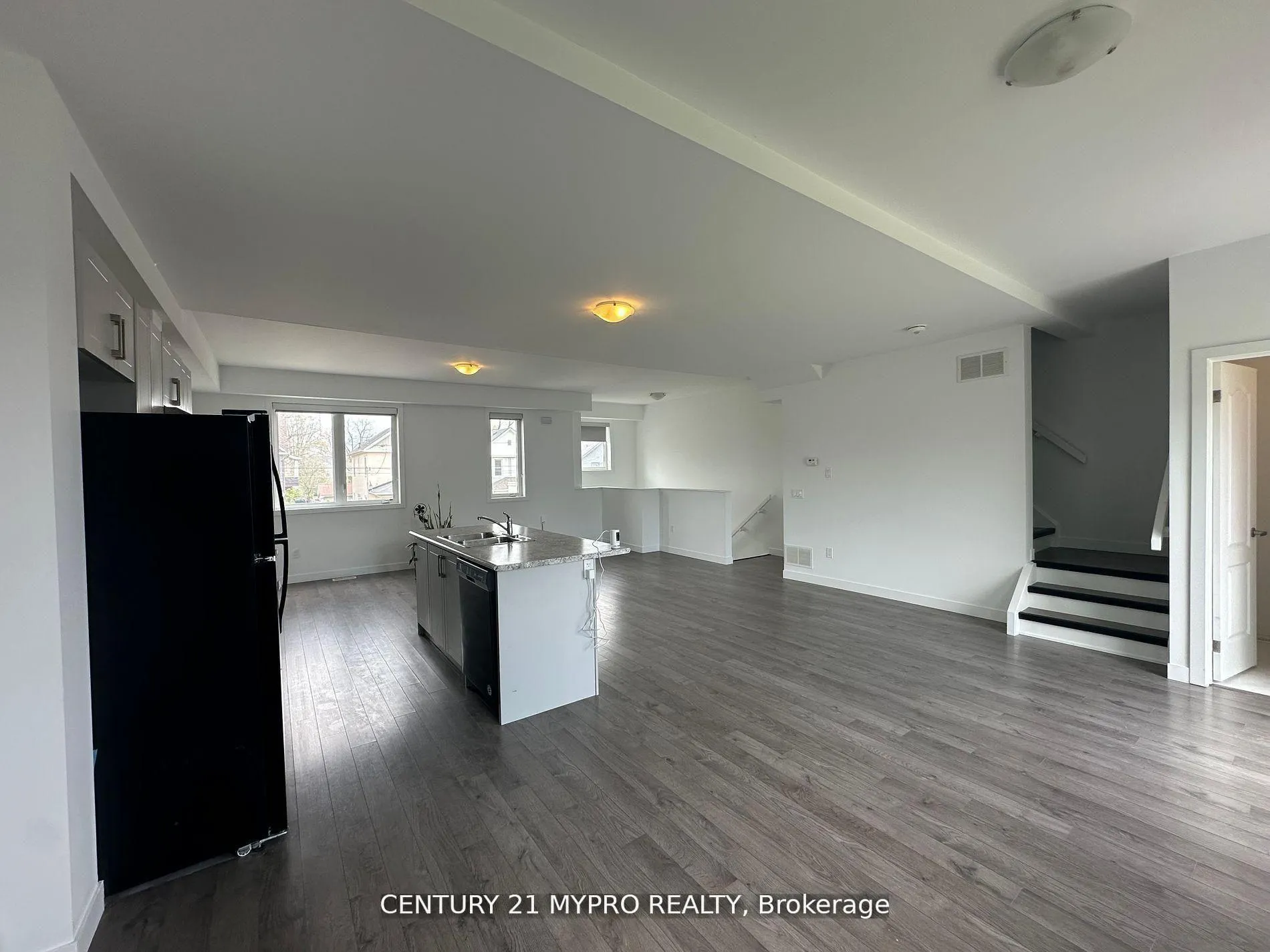Photo 10 of 27 Denistoun Street, Welland, Broadway — HOMEH