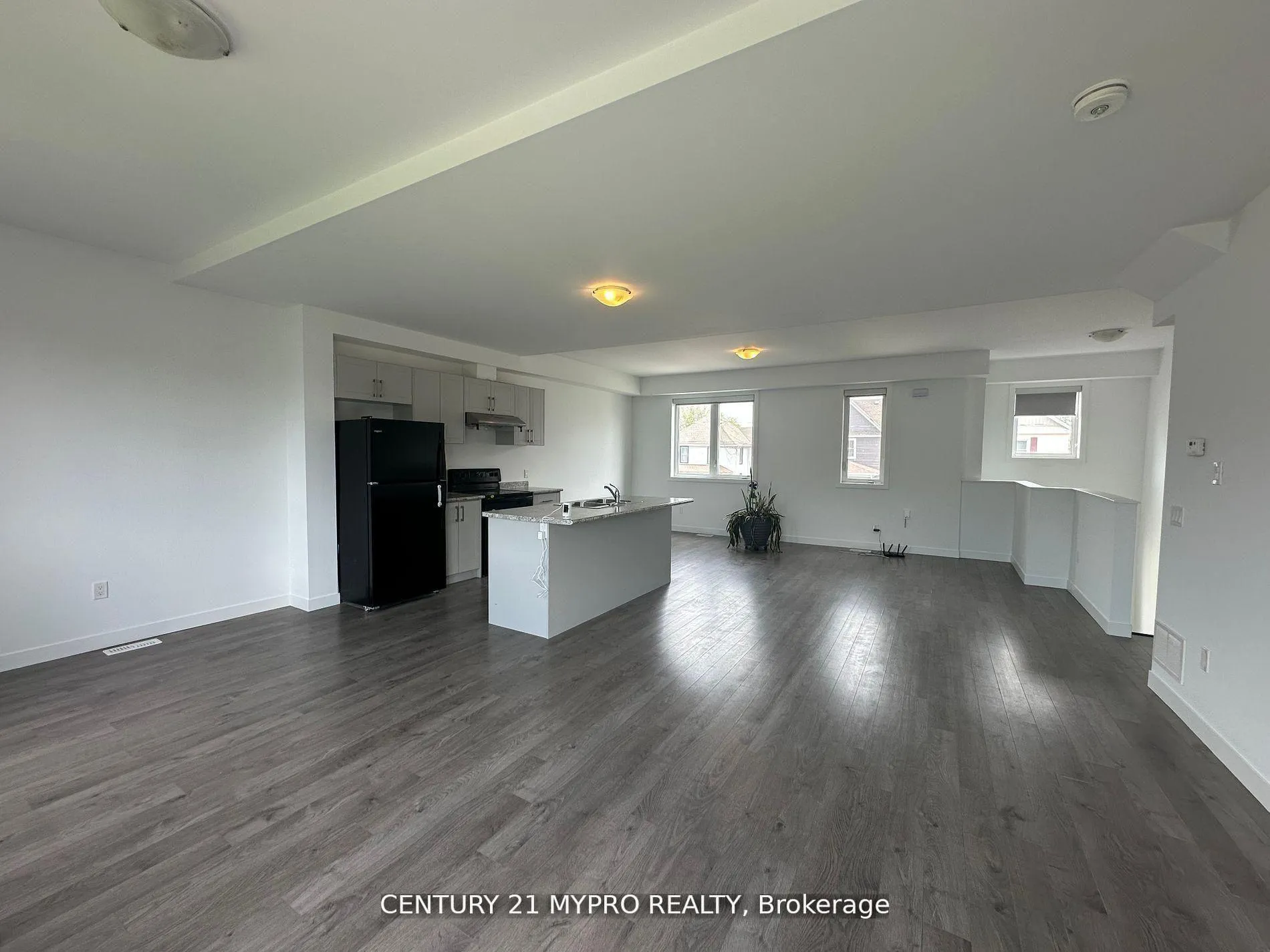 Photo 11 of 27 Denistoun Street, Welland, Broadway — HOMEH