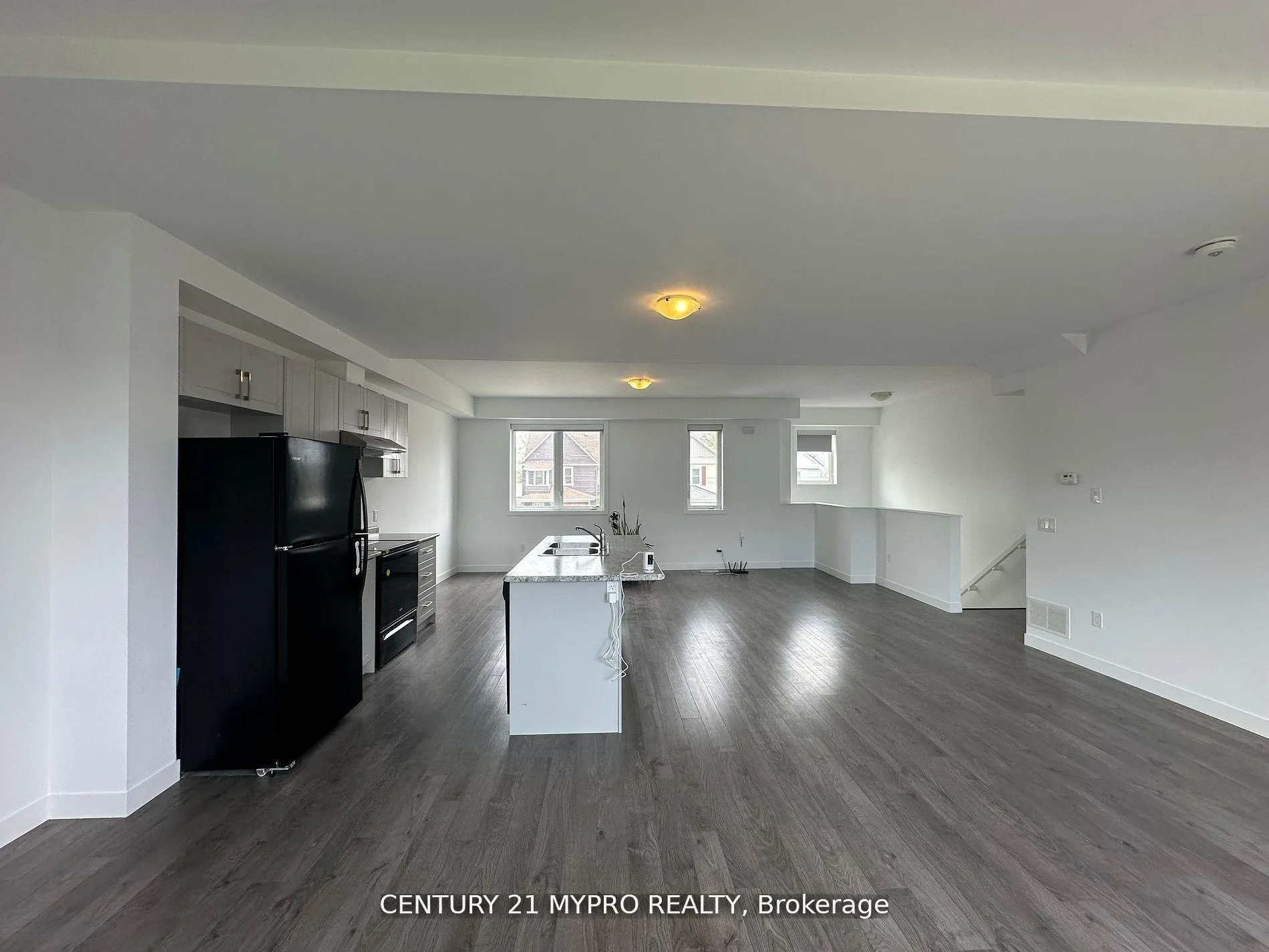Photo 13 of 27 Denistoun Street, Welland, Broadway — HOMEH