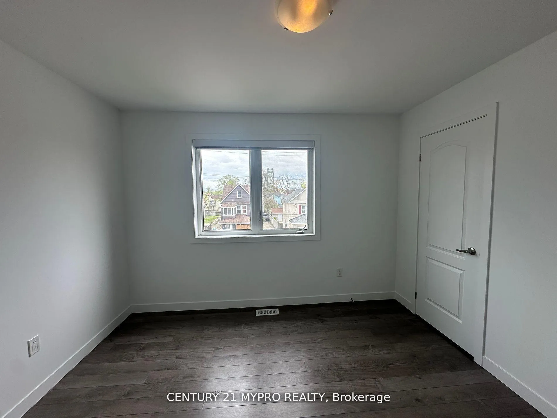 Photo 15 of 27 Denistoun Street, Welland, Broadway — HOMEH