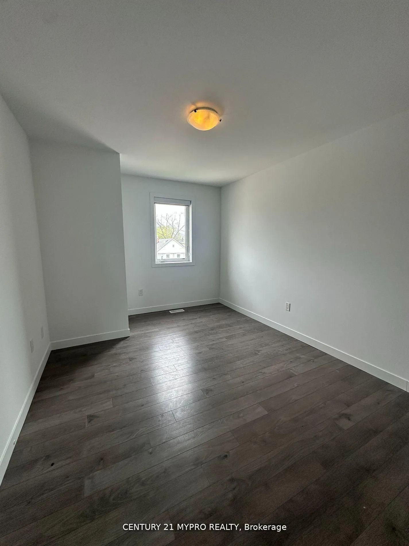 Photo 16 of 27 Denistoun Street, Welland, Broadway — HOMEH