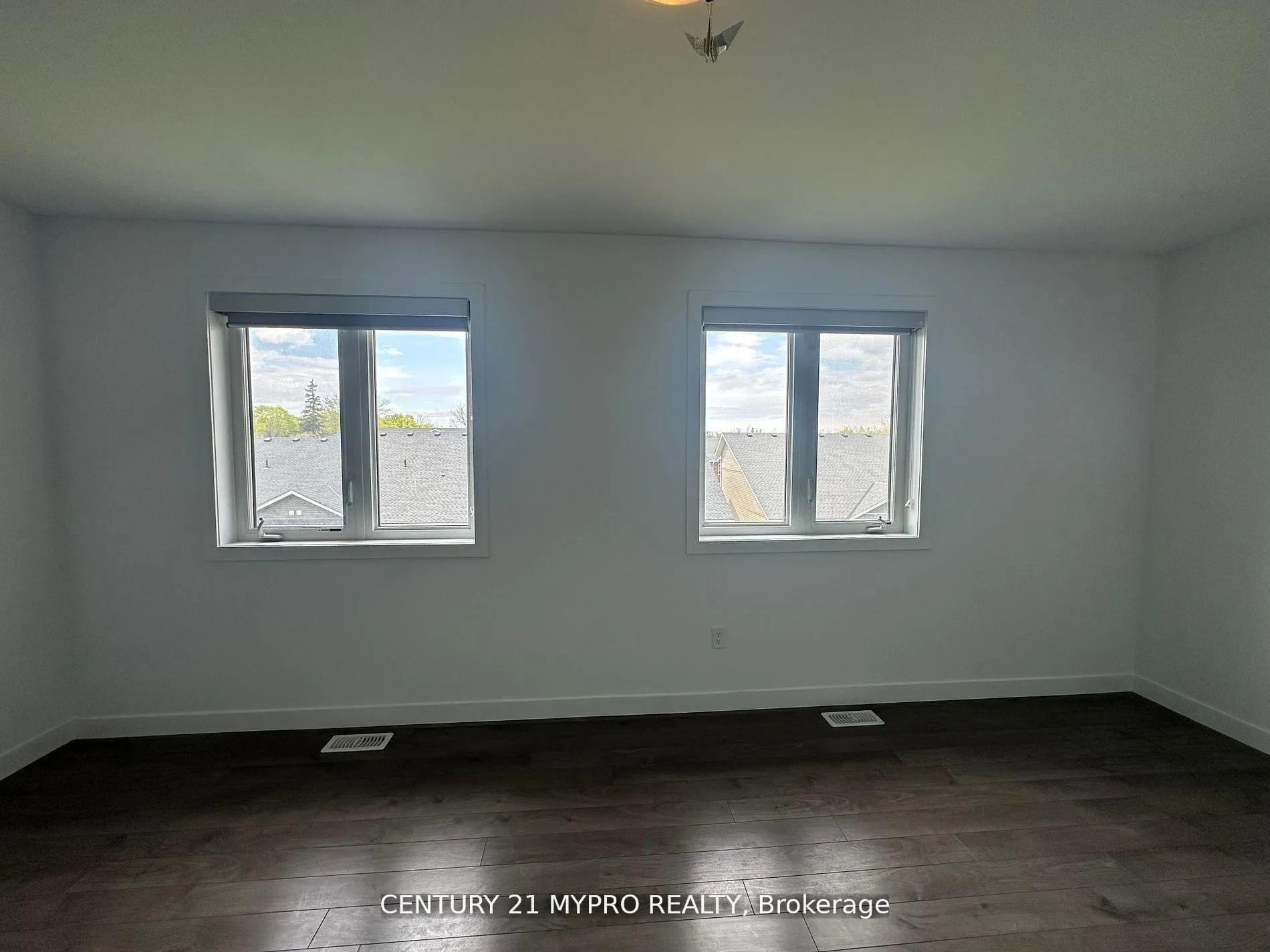 Photo 17 of 27 Denistoun Street, Welland, Broadway — HOMEH