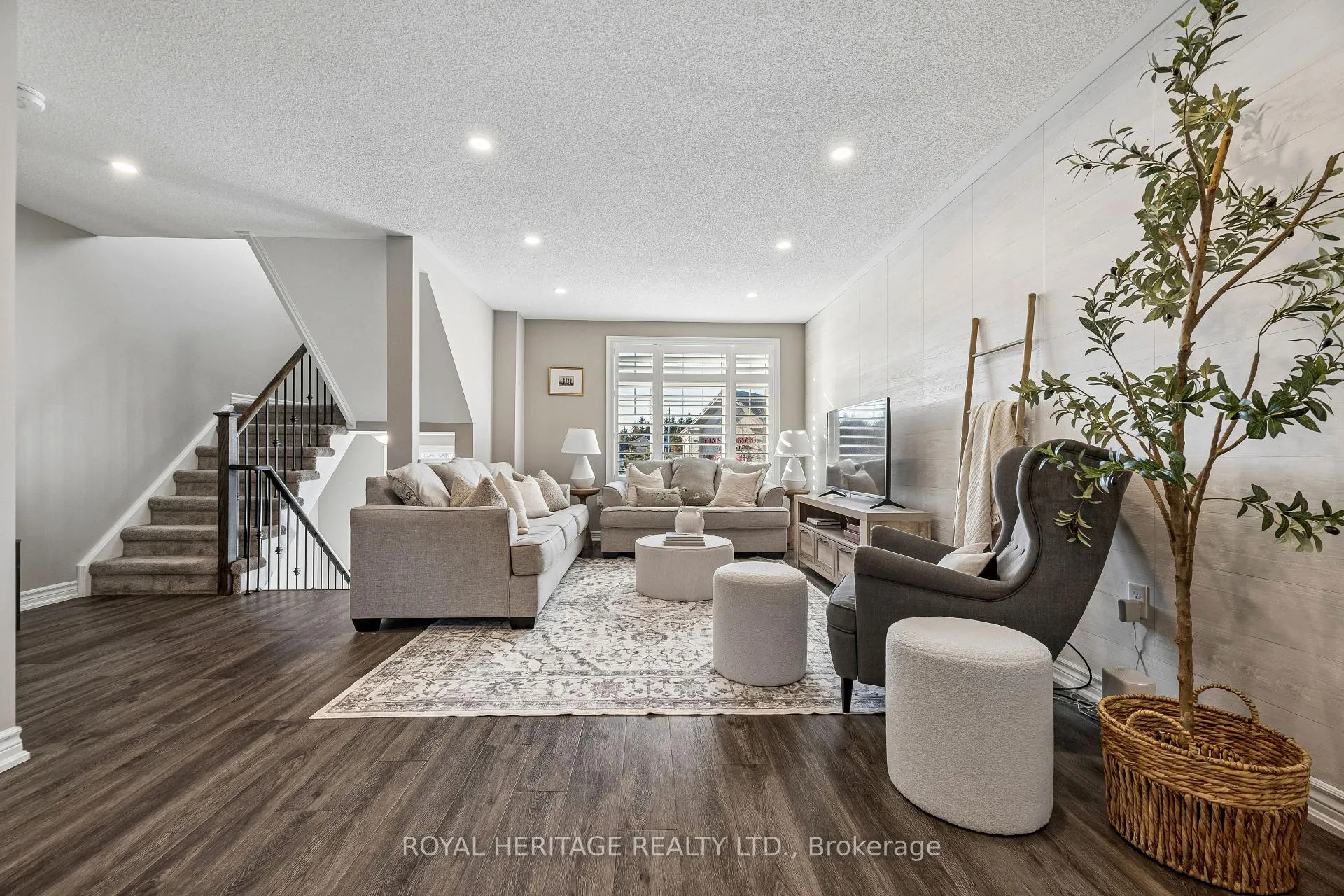 Photo 3 of 54 Streathern Way, Clarington, Bowmanville — HOMEH