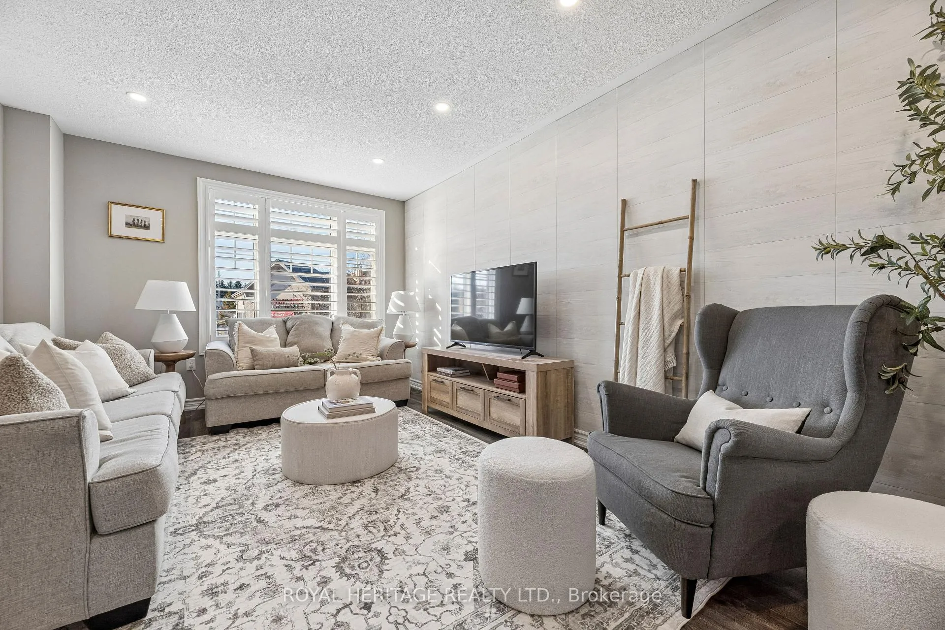 Photo 4 of 54 Streathern Way, Clarington, Bowmanville — HOMEH