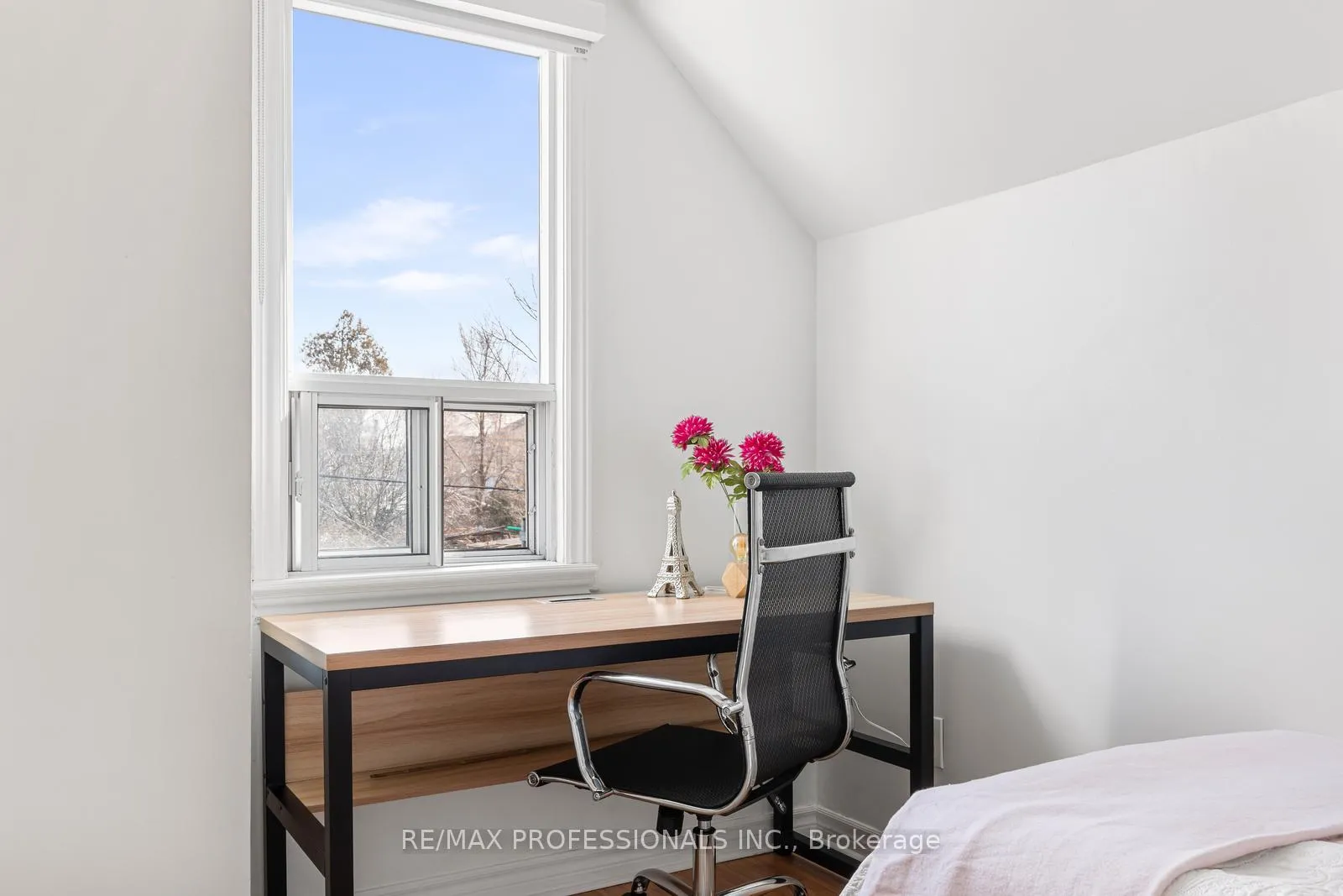 Photo 25 of 1 Gray Avenue, Toronto, Rockcliffe-Smythe — HOMEH