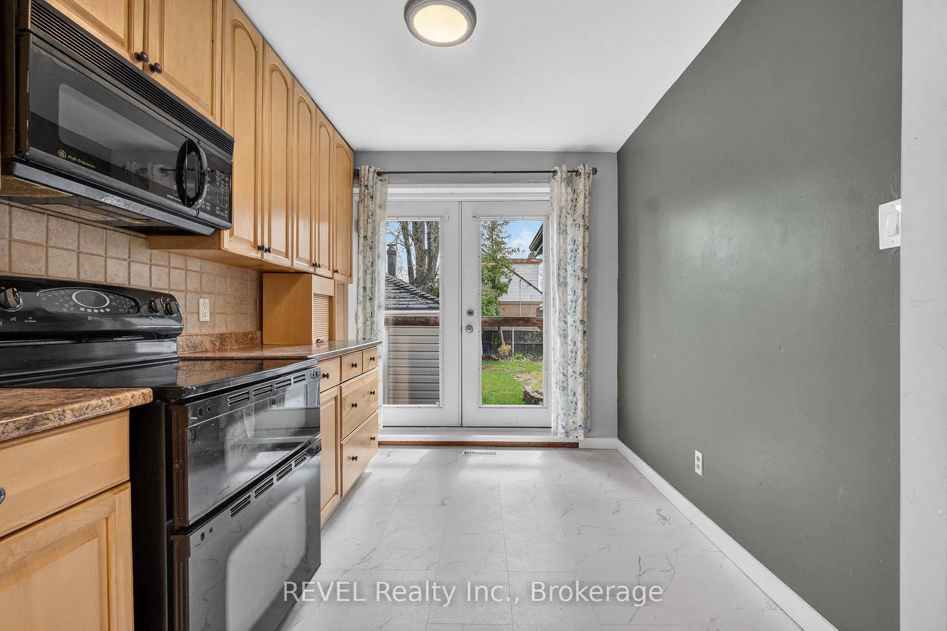 Photo 9 of 1367 St Marys Crescent, Burlington, Mountainside — HOMEH