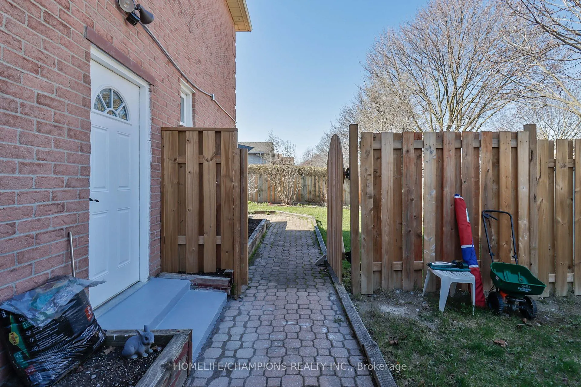 Photo 33 of 188 Large Crescent, Ajax, Central West — HOMEH