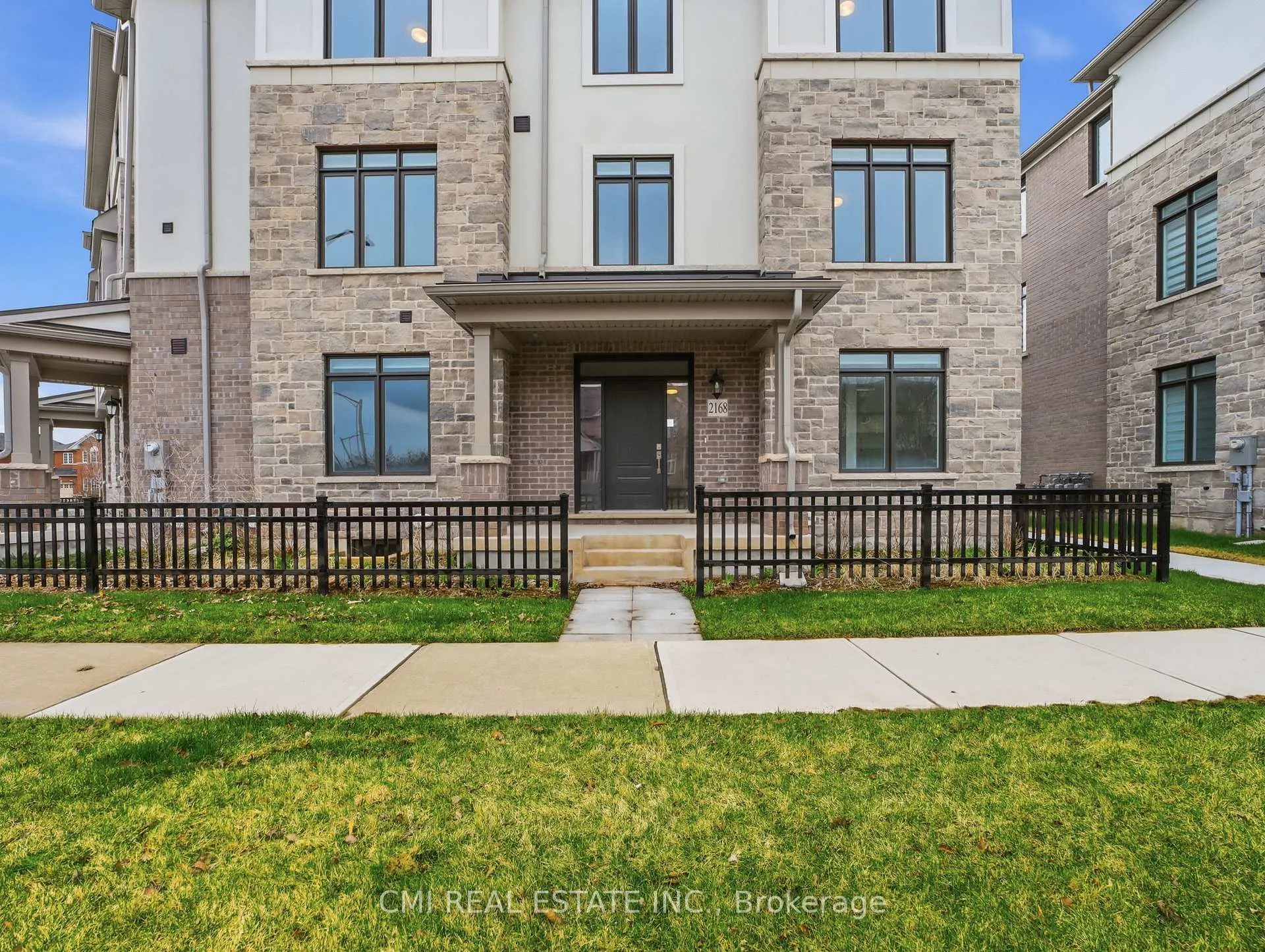 Photo 3 of 2168 Postmaster Drive, Oakville, Westmount — HOMEH
