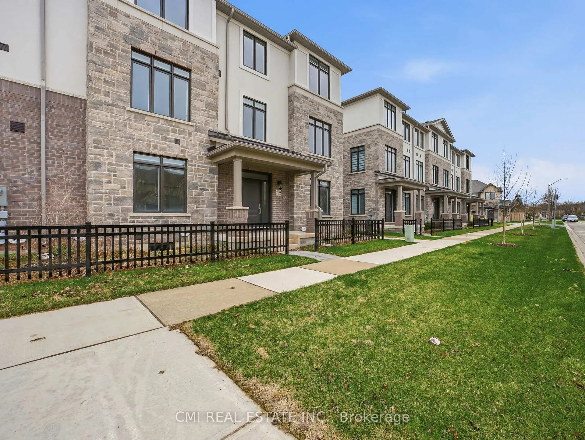 Photo 4 of 2168 Postmaster Drive, Oakville, Westmount — HOMEH