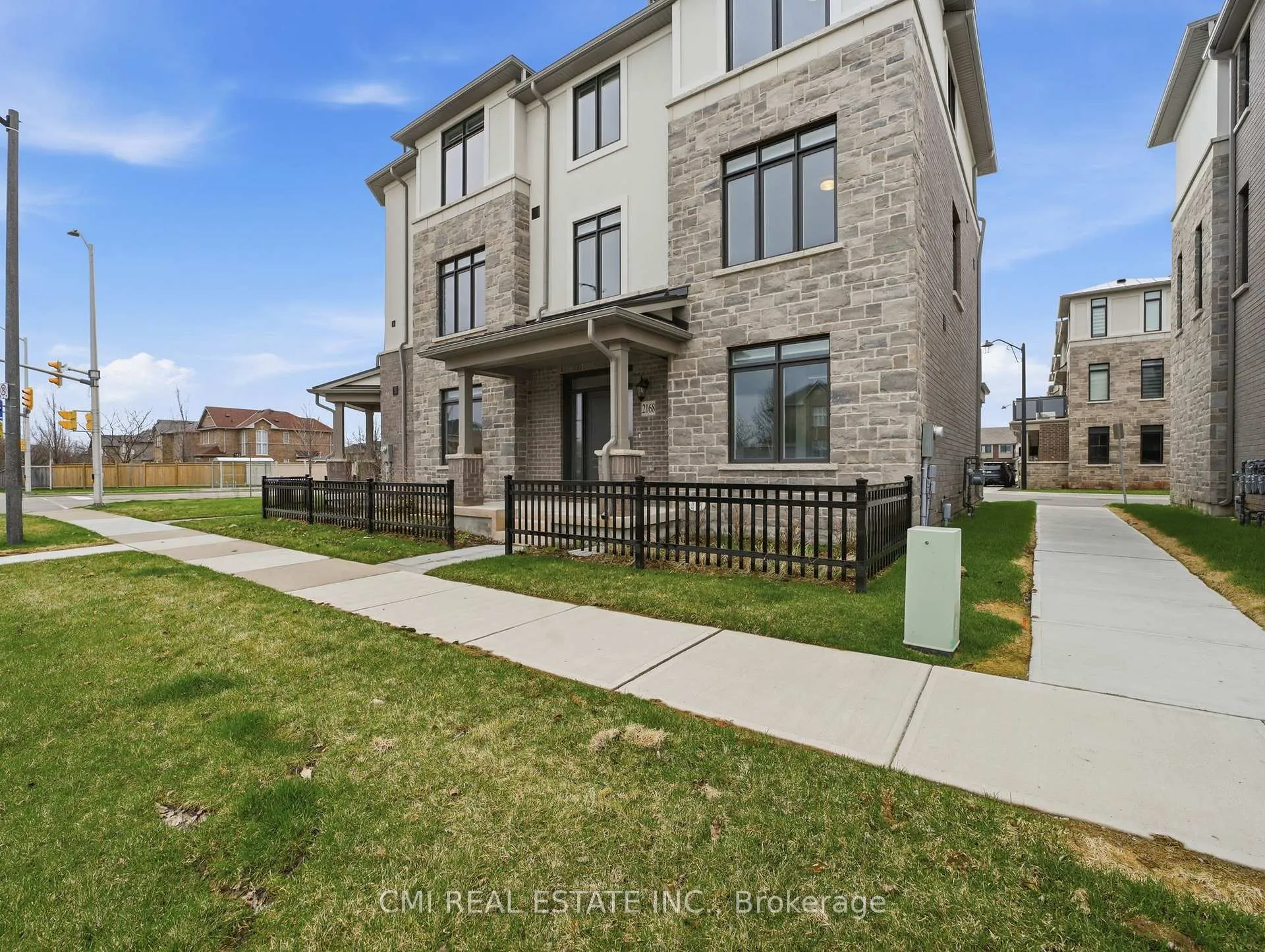 Photo 5 of 2168 Postmaster Drive, Oakville, Westmount — HOMEH