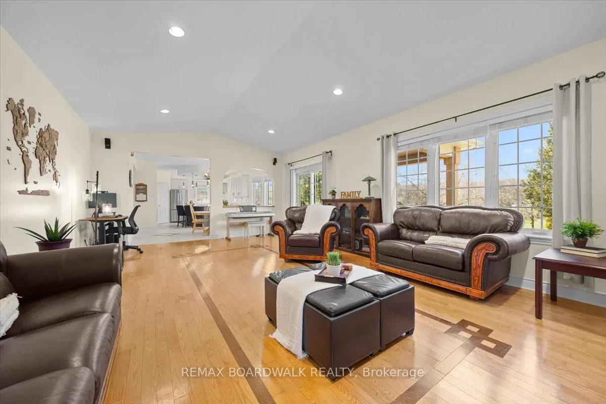 Photo 11 of 1210 Barnett Drive, Ottawa, Cumberland Village — HOMEH