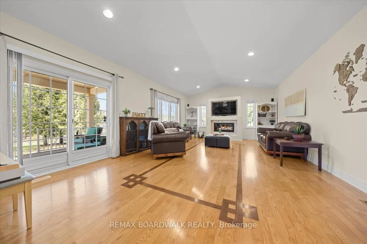 Photo 12 of 1210 Barnett Drive, Ottawa, Cumberland Village — HOMEH