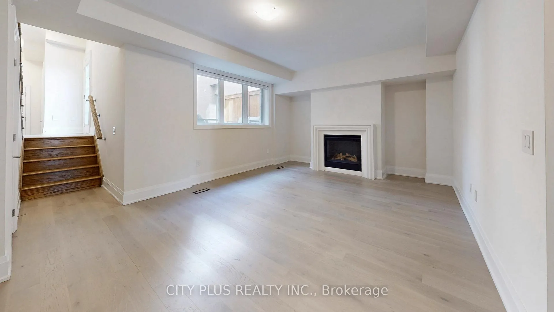 Photo 2 of Unit Main, 9400 Bayview Avenue, Richmond Hill, Observatory — HOMEH