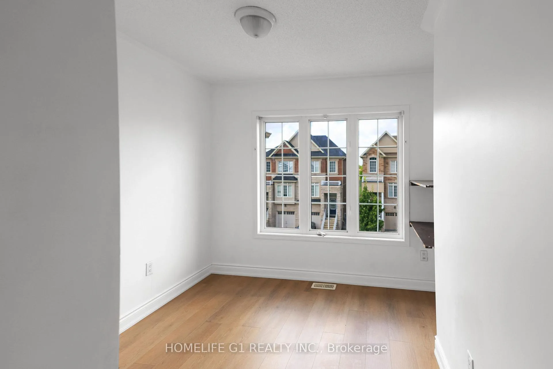 Photo 21 of 35 Harpreet Circle, Etobicoke, West Humber-Clairville — HOMEH