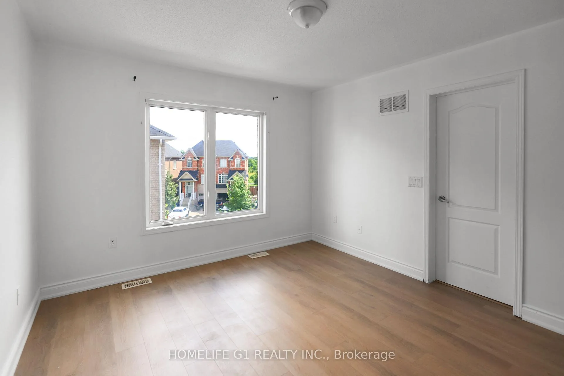 Photo 27 of 35 Harpreet Circle, Etobicoke, West Humber-Clairville — HOMEH