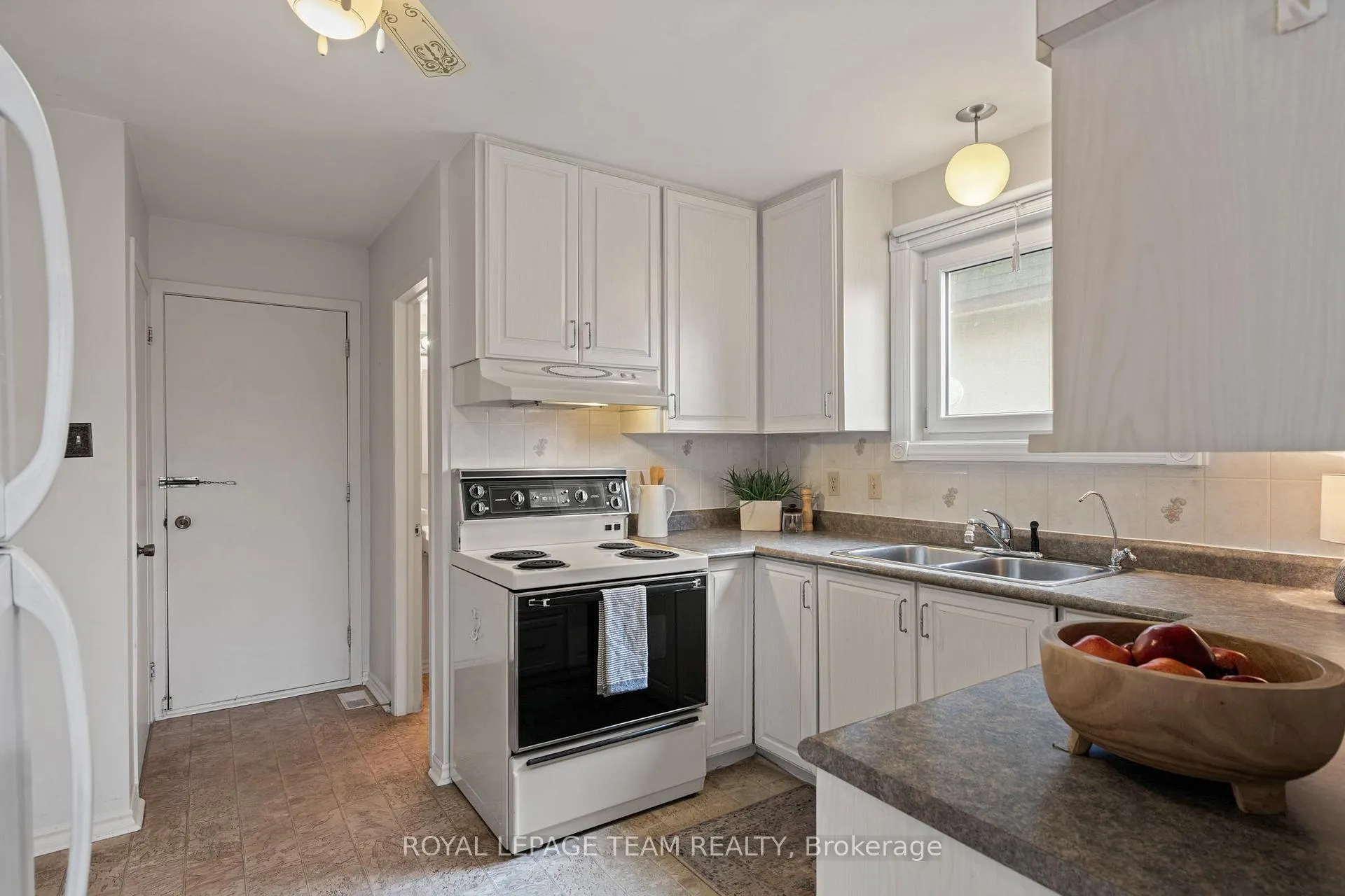 Photo 13 of 21 Oberon Street, Ottawa, Westcliffe Estates — HOMEH