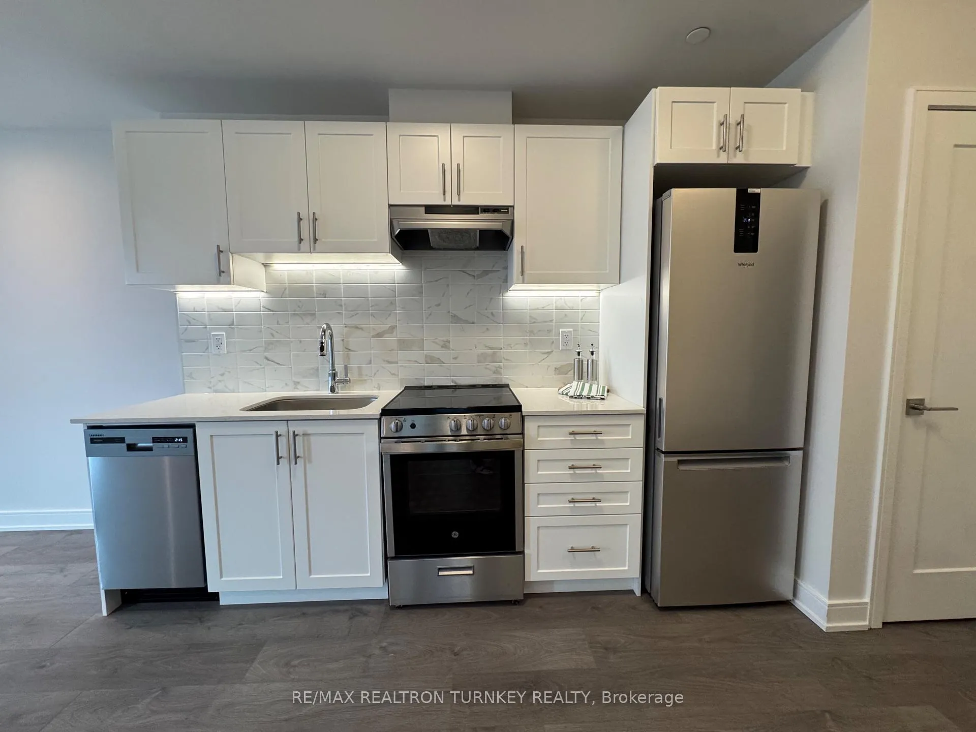 Photo 1 of Unit 905, 715 Davis Drive, Newmarket, Huron Heights-Leslie Valley — HOMEH