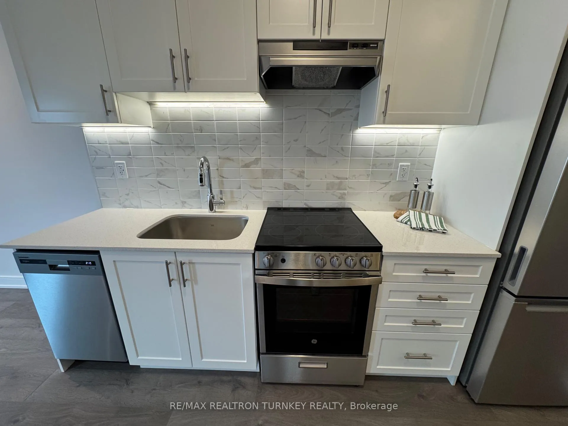 Photo 2 of Unit 905, 715 Davis Drive, Newmarket, Huron Heights-Leslie Valley — HOMEH