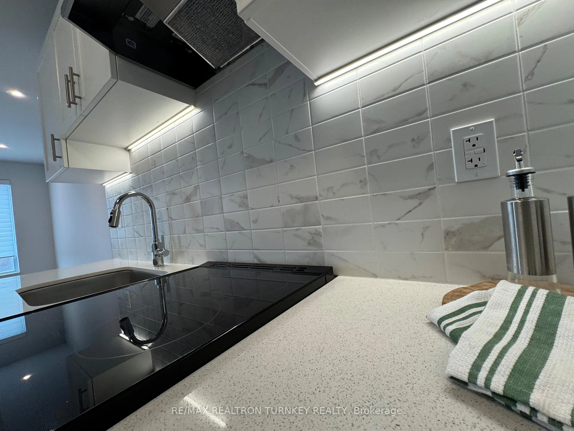 Photo 3 of Unit 905, 715 Davis Drive, Newmarket, Huron Heights-Leslie Valley — HOMEH