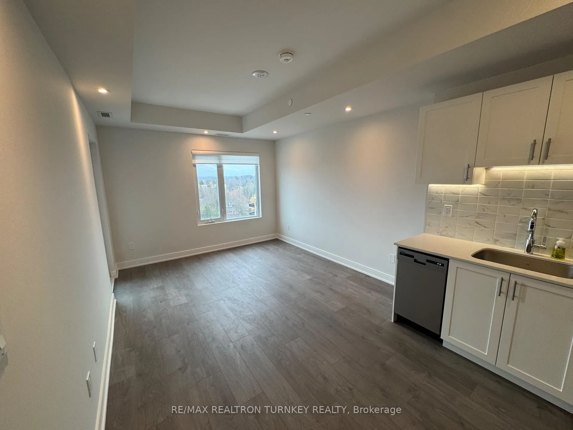 Photo 4 of Unit 905, 715 Davis Drive, Newmarket, Huron Heights-Leslie Valley — HOMEH