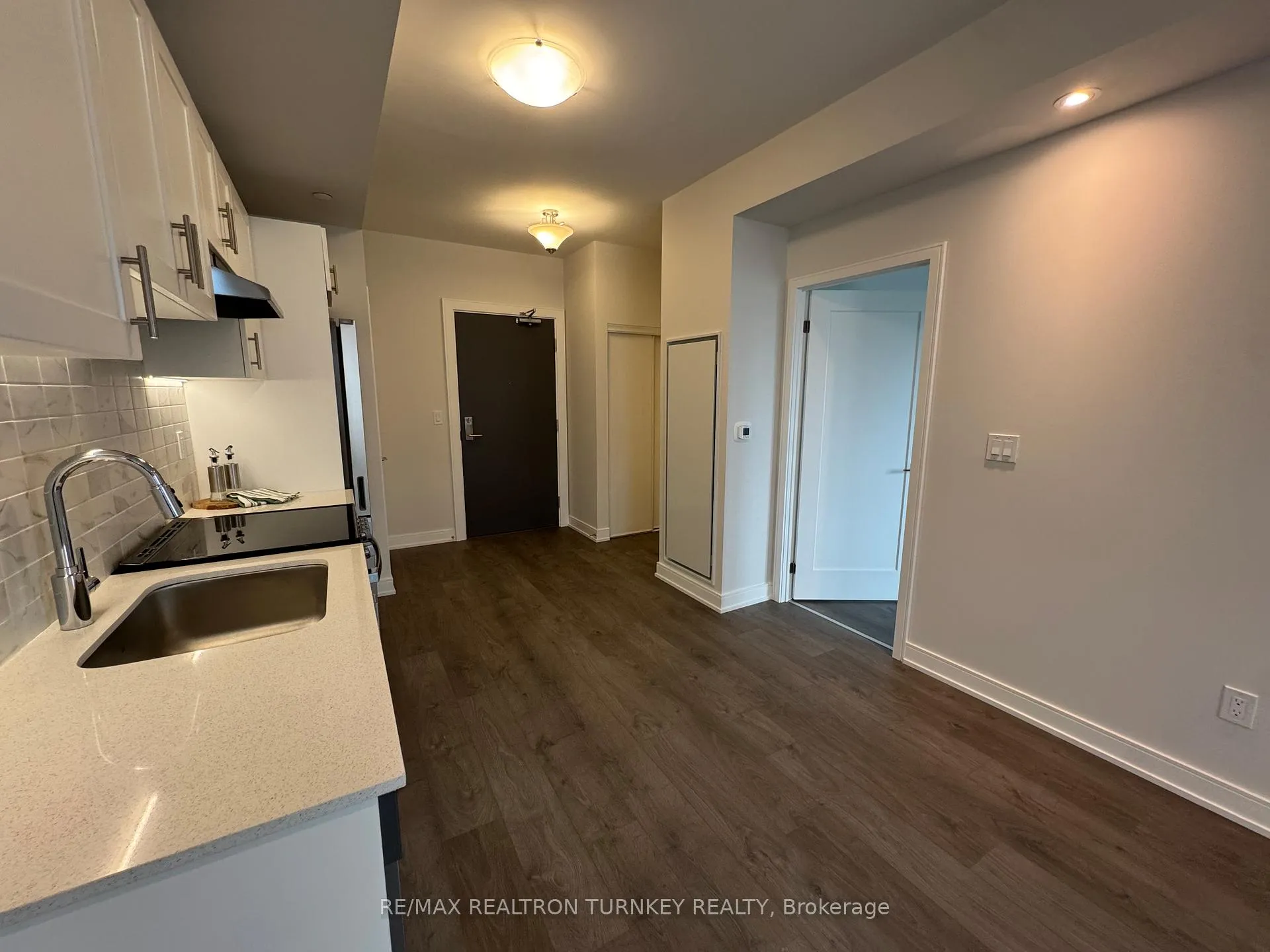Photo 6 of Unit 905, 715 Davis Drive, Newmarket, Huron Heights-Leslie Valley — HOMEH