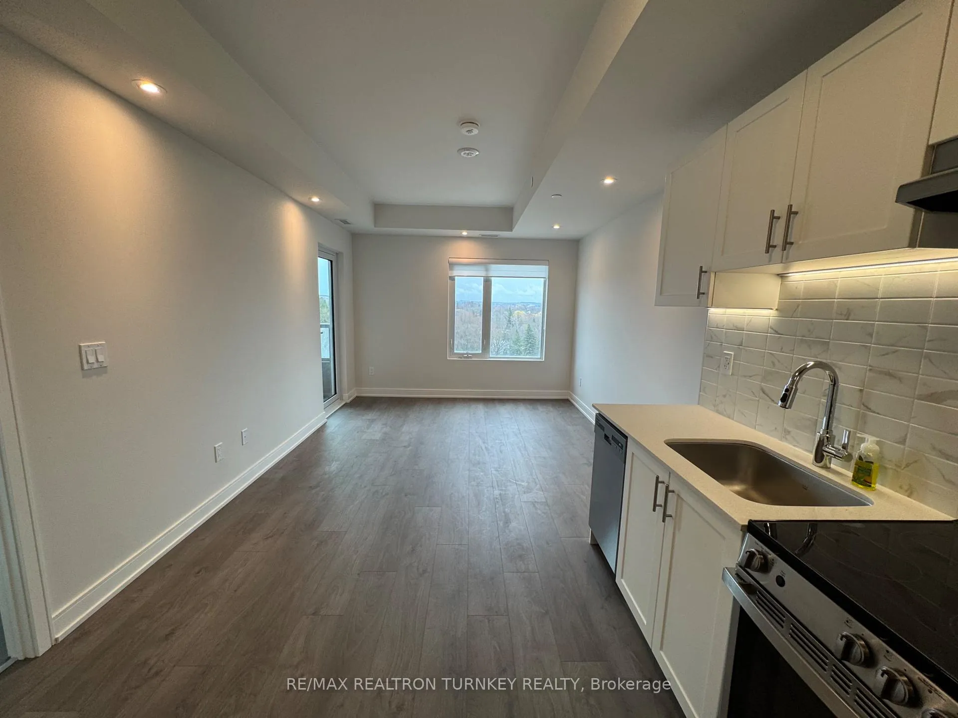 Photo 7 of Unit 905, 715 Davis Drive, Newmarket, Huron Heights-Leslie Valley — HOMEH