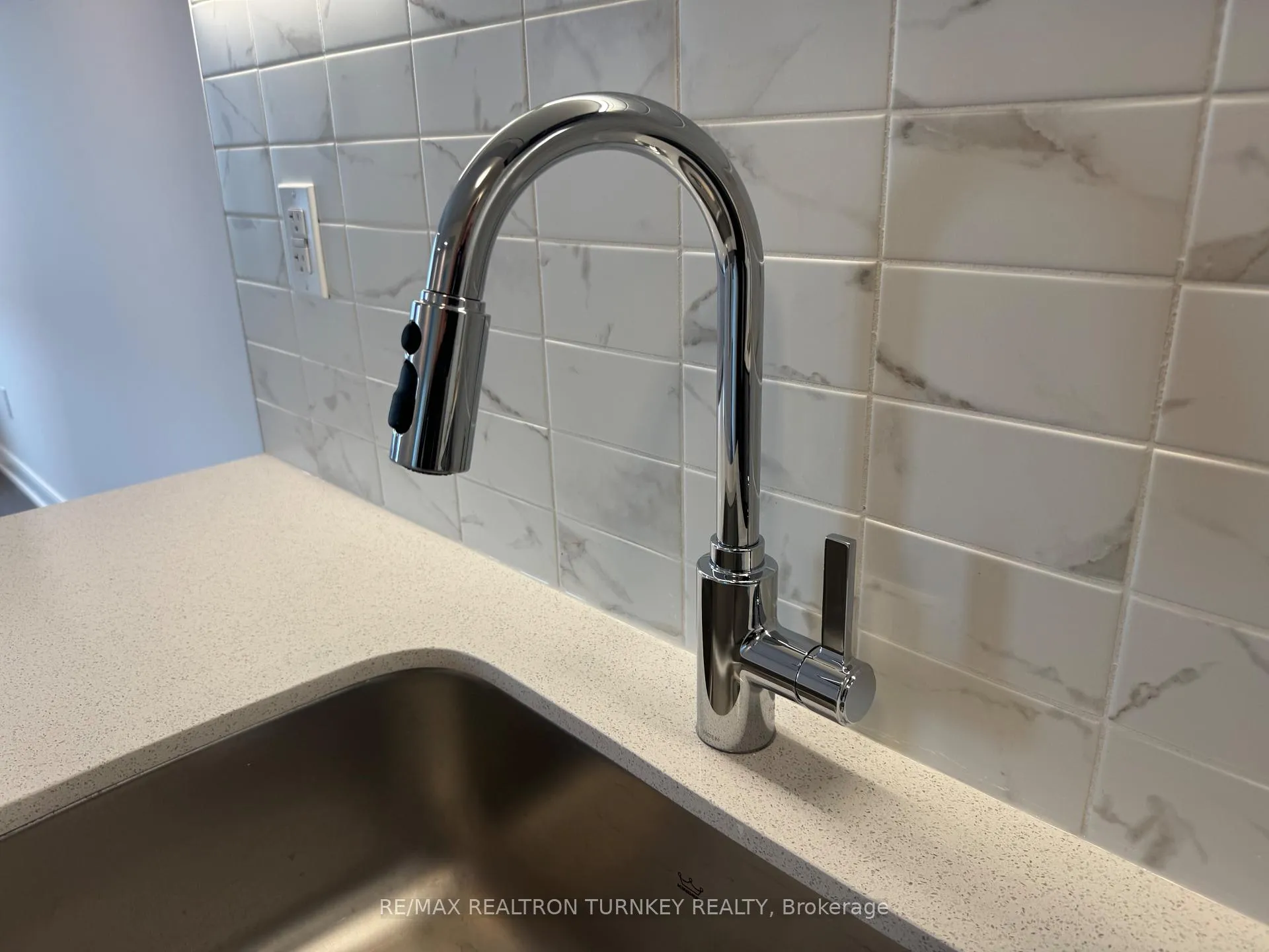 Photo 8 of Unit 905, 715 Davis Drive, Newmarket, Huron Heights-Leslie Valley — HOMEH
