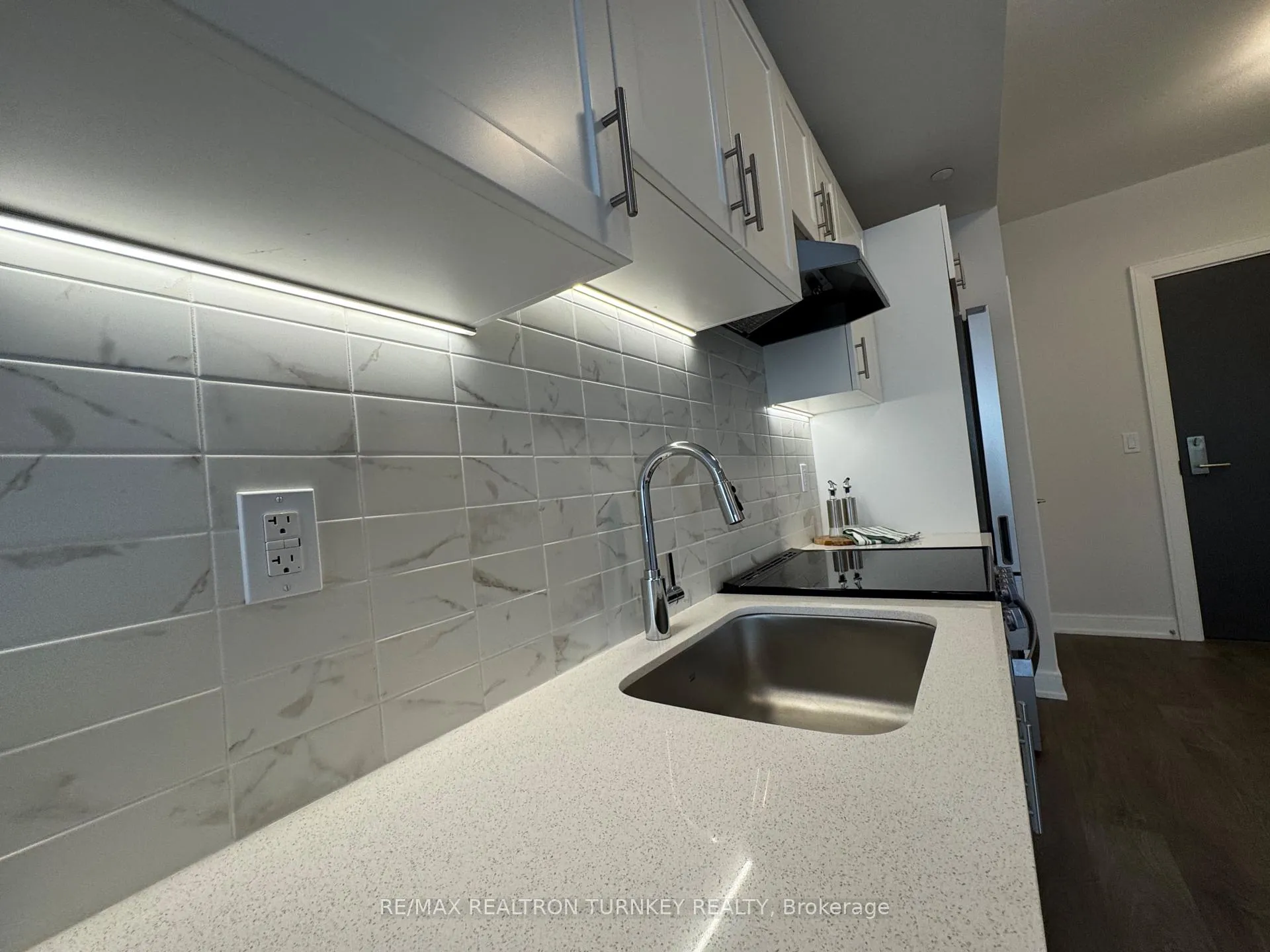 Photo 9 of Unit 905, 715 Davis Drive, Newmarket, Huron Heights-Leslie Valley — HOMEH