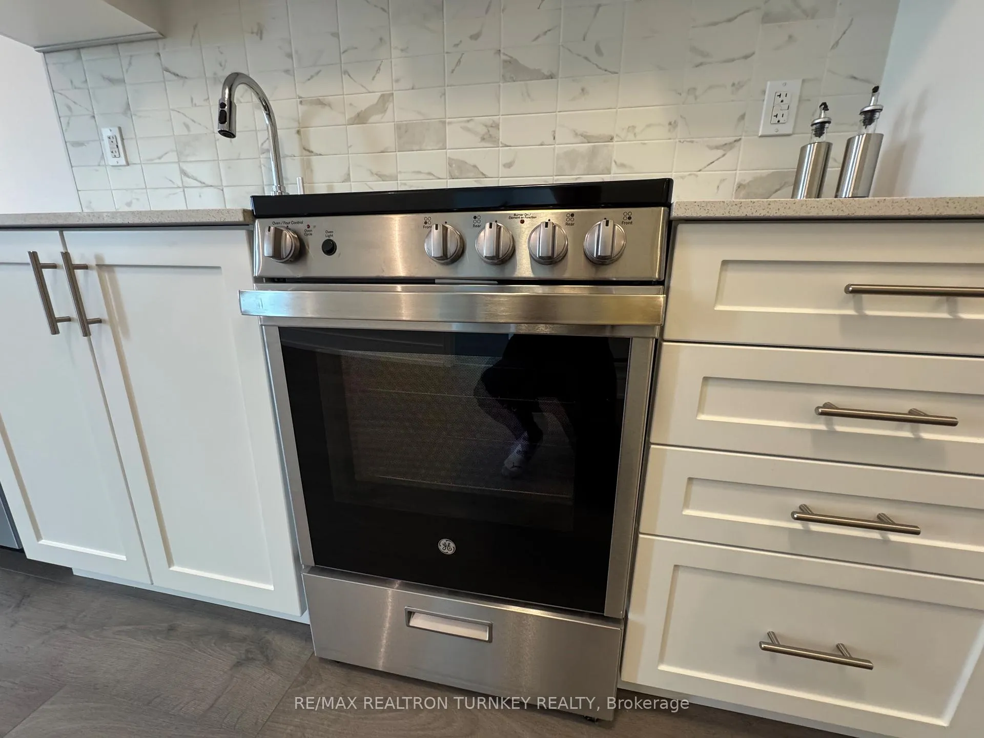 Photo 10 of Unit 905, 715 Davis Drive, Newmarket, Huron Heights-Leslie Valley — HOMEH