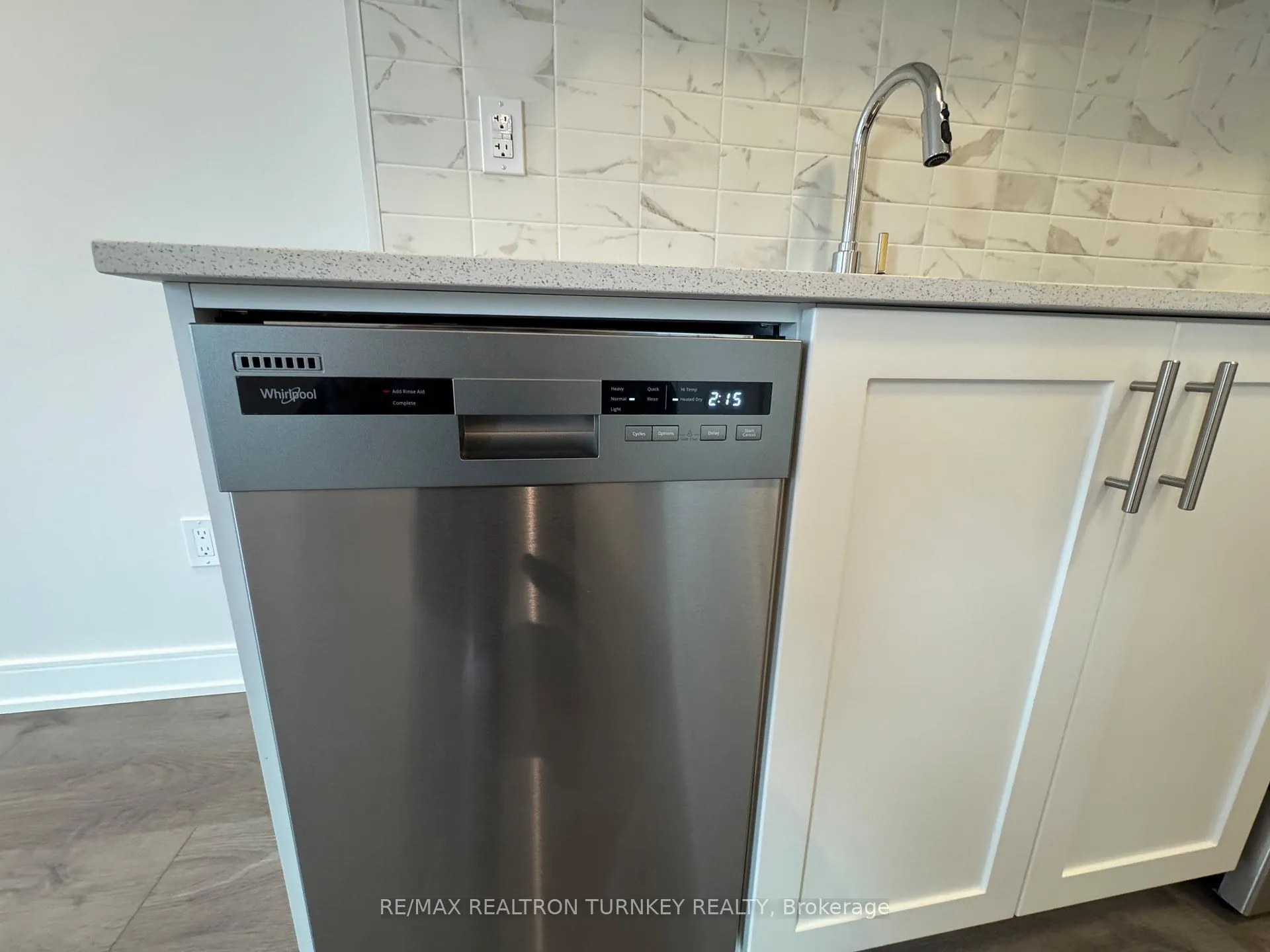 Photo 12 of Unit 905, 715 Davis Drive, Newmarket, Huron Heights-Leslie Valley — HOMEH