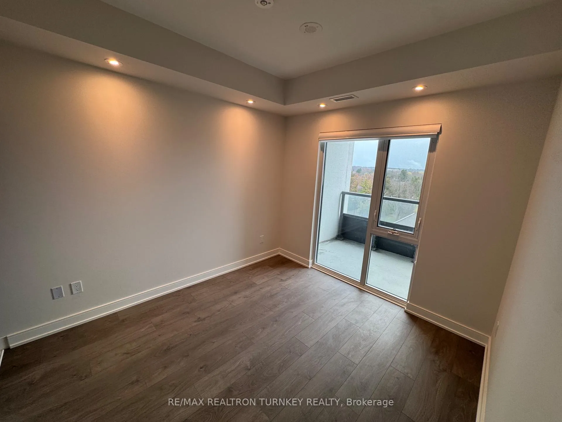 Photo 15 of Unit 905, 715 Davis Drive, Newmarket, Huron Heights-Leslie Valley — HOMEH