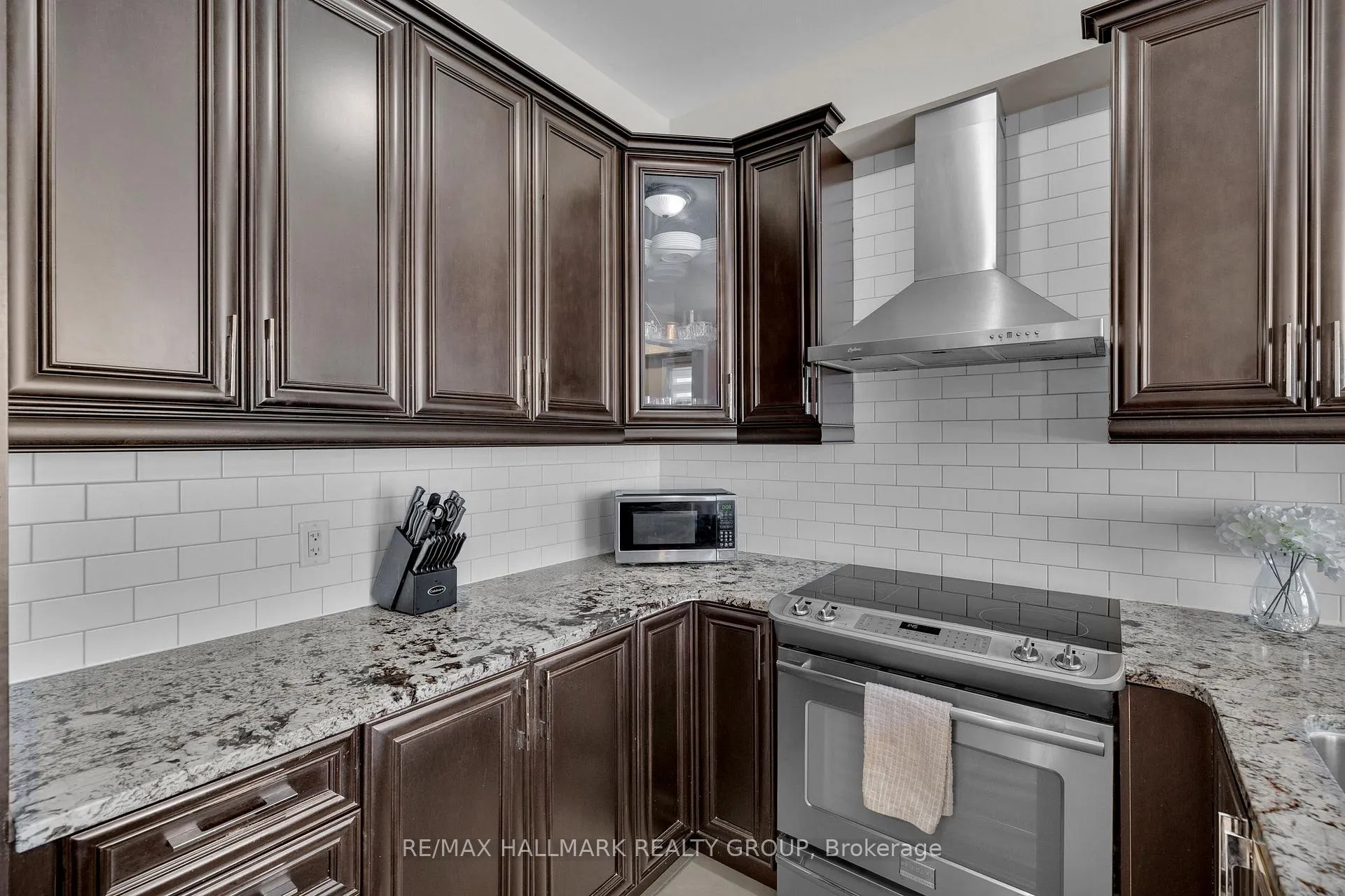 Photo 21 of 229 Meadowbreeze Drive, Ottawa, Kanata - Emerald Meadows/Trailwest — HOMEH