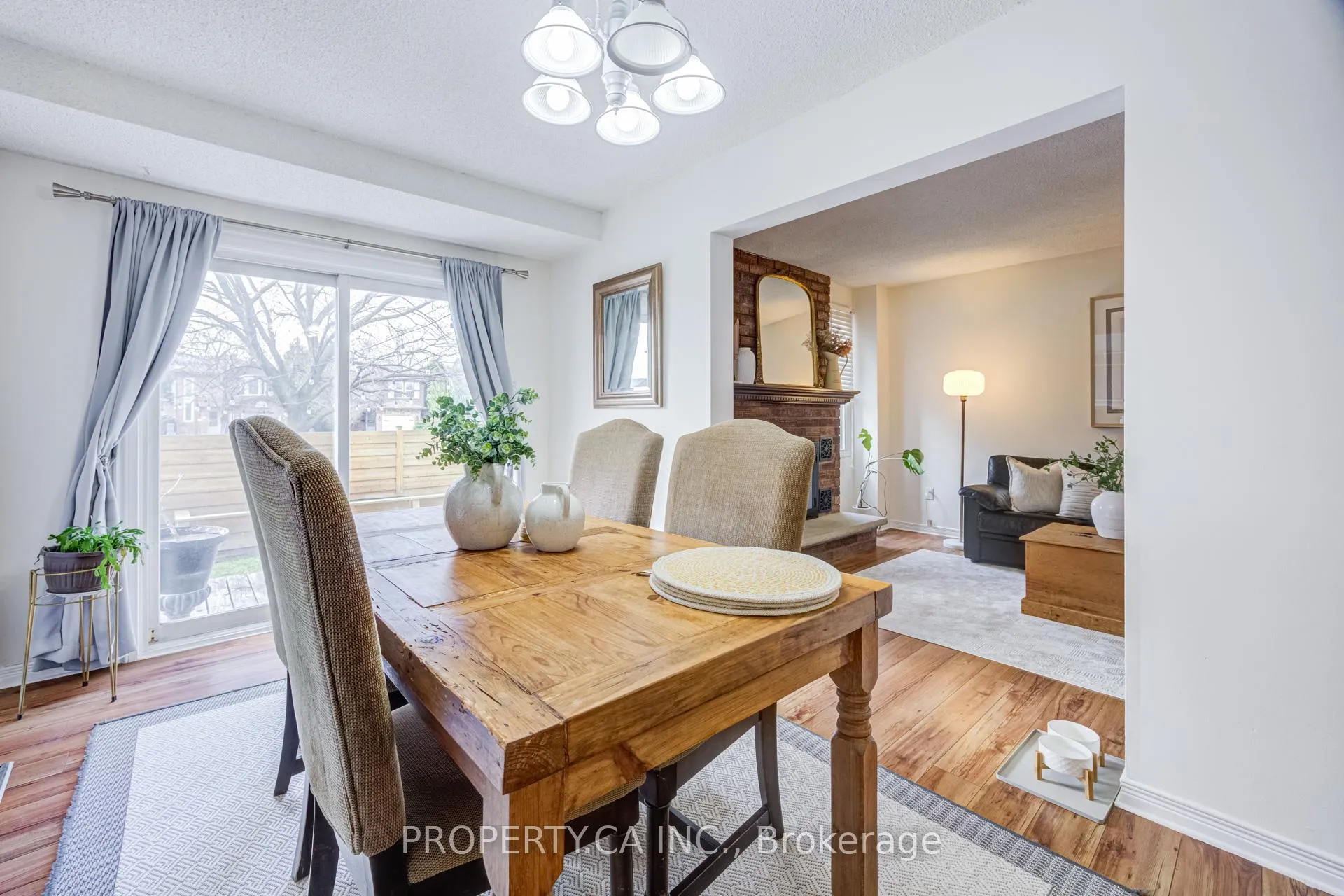 Photo 5 of 10 Mara Crescent, Brampton, Downtown Brampton — HOMEH