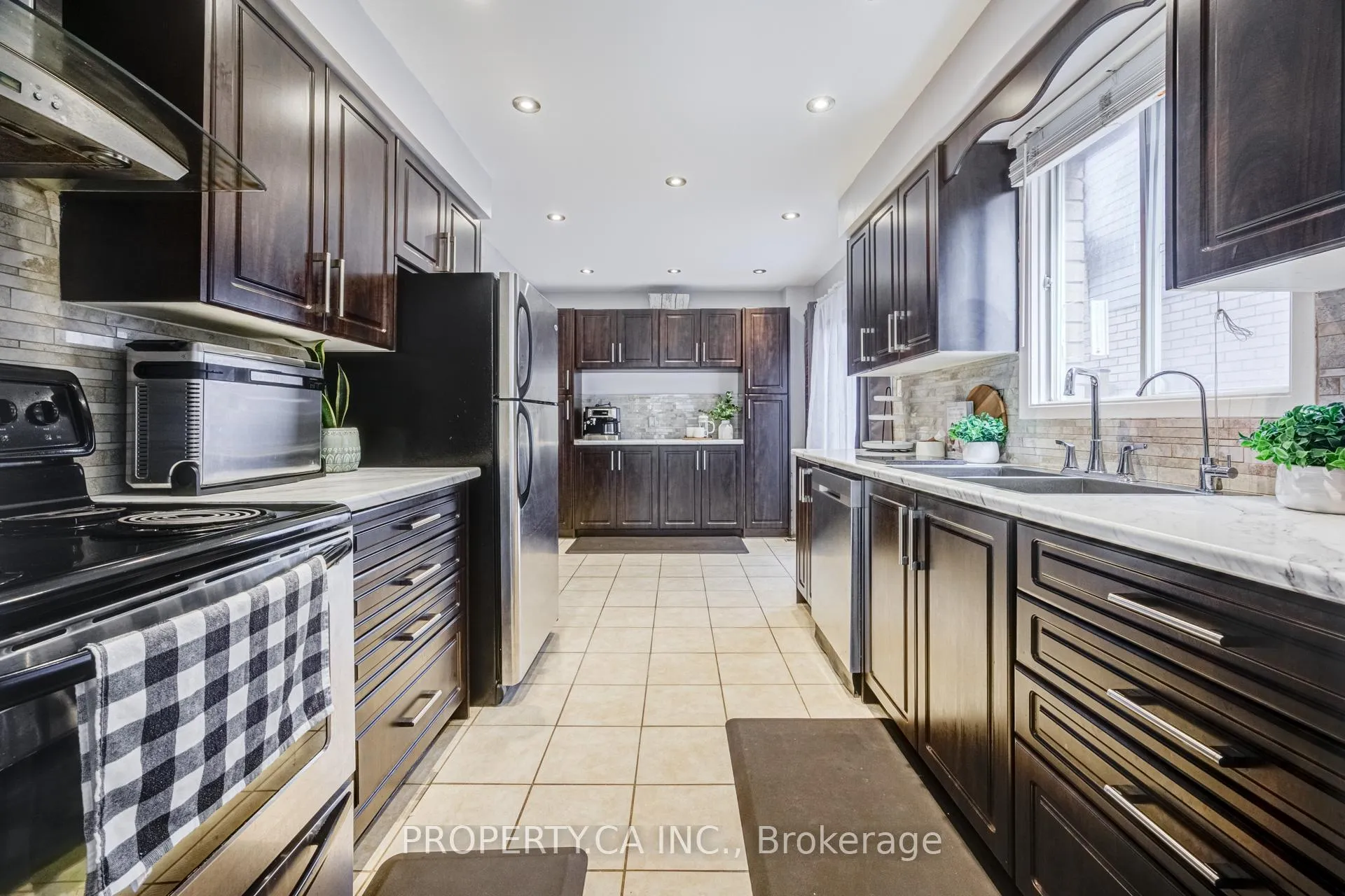 Photo 7 of 10 Mara Crescent, Brampton, Downtown Brampton — HOMEH