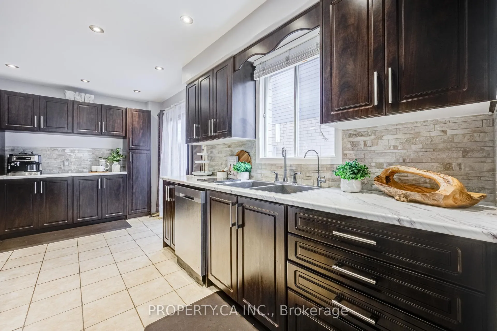 Photo 8 of 10 Mara Crescent, Brampton, Downtown Brampton — HOMEH