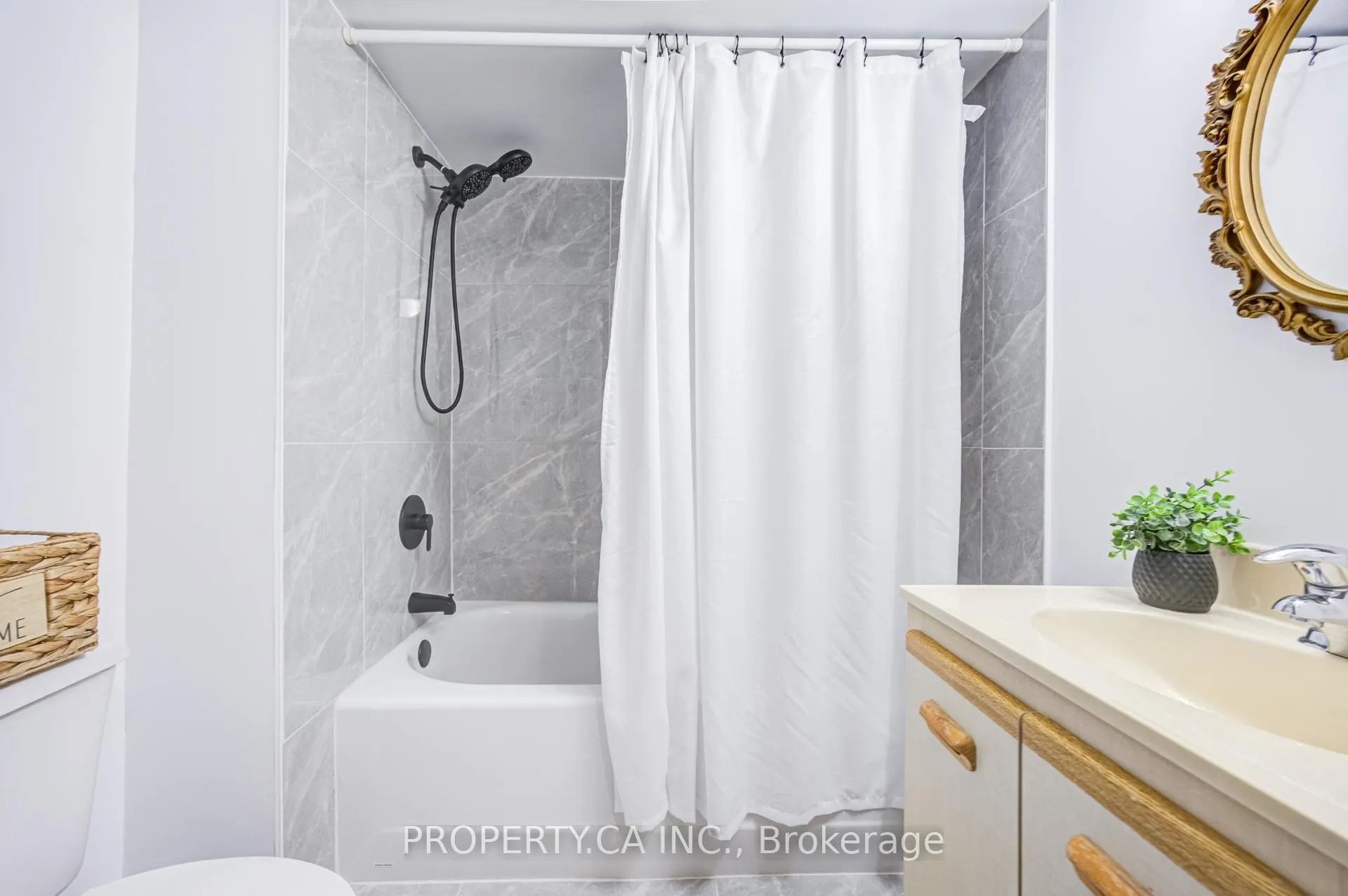 Photo 22 of 10 Mara Crescent, Brampton, Downtown Brampton — HOMEH