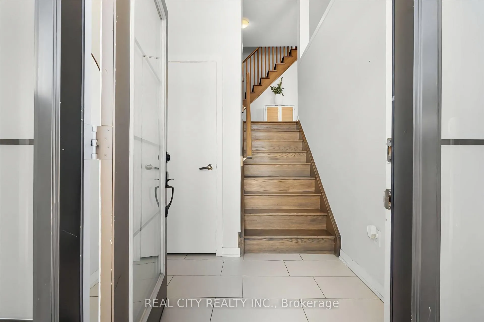 Photo 5 of 26 Crafter Crescent, Hamilton, Stoney Creek Mountain — HOMEH