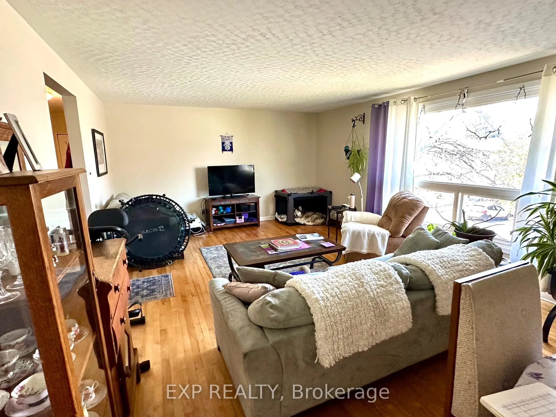 Photo 2 of 911 Pinewood Crescent, Ottawa, Queensway Terrace North — HOMEH