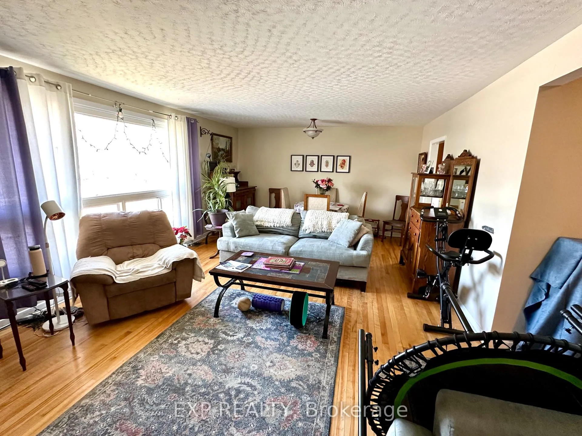 Photo 4 of 911 Pinewood Crescent, Ottawa, Queensway Terrace North — HOMEH
