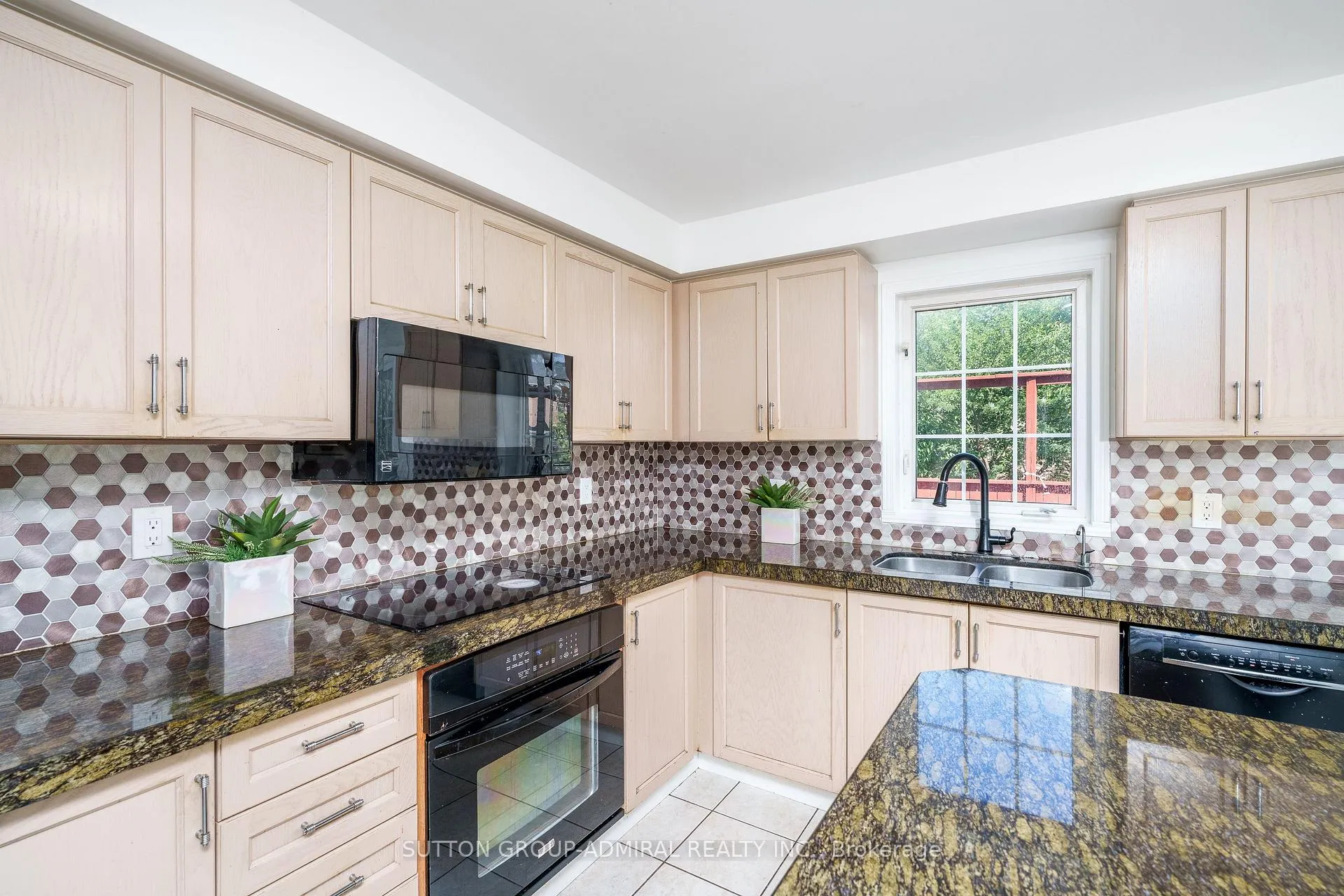 Photo 10 of 113 Sassafras Circle, Vaughan, Patterson — HOMEH