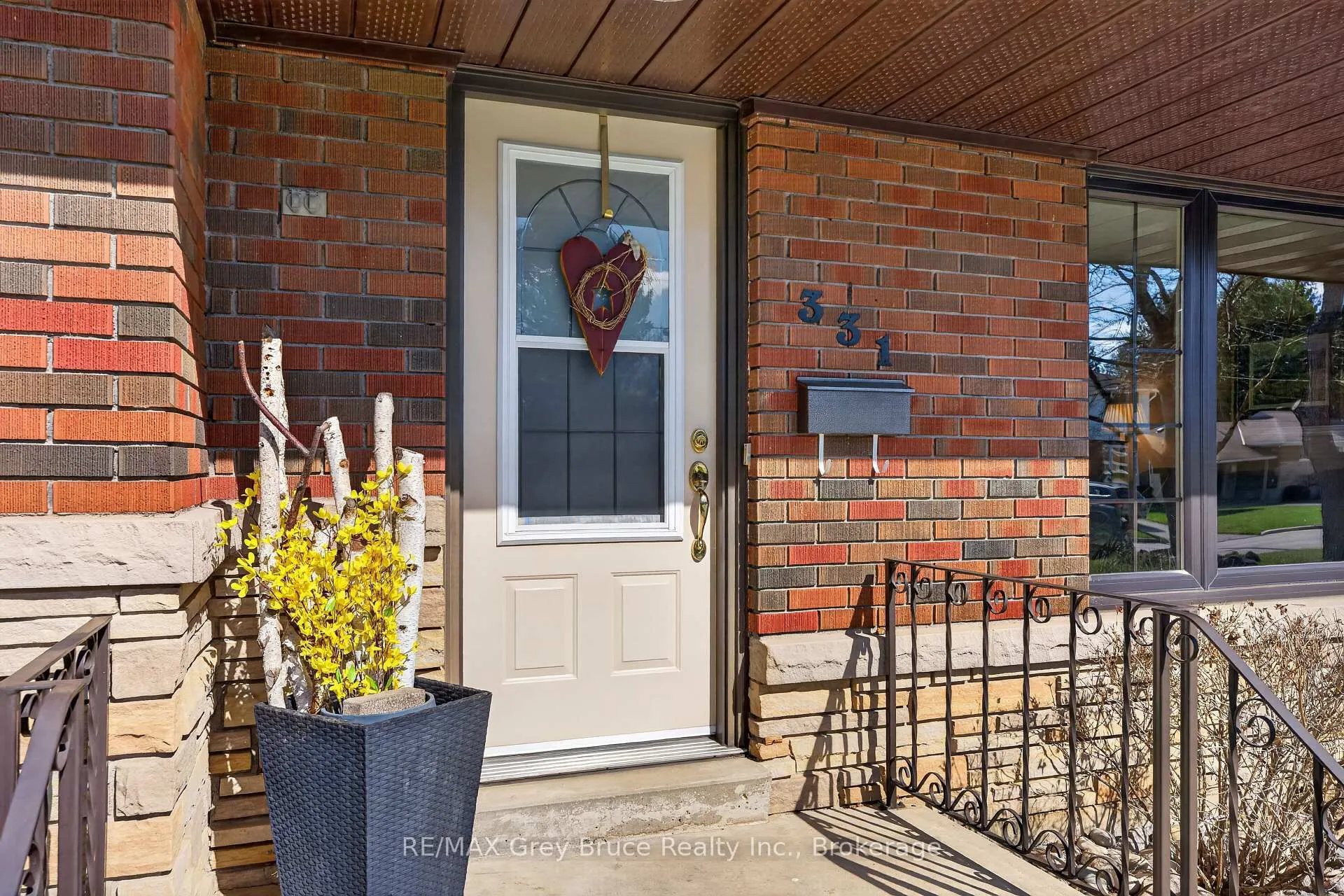 Photo 3 of 331 8th Avenue E, Owen Sound — HOMEH